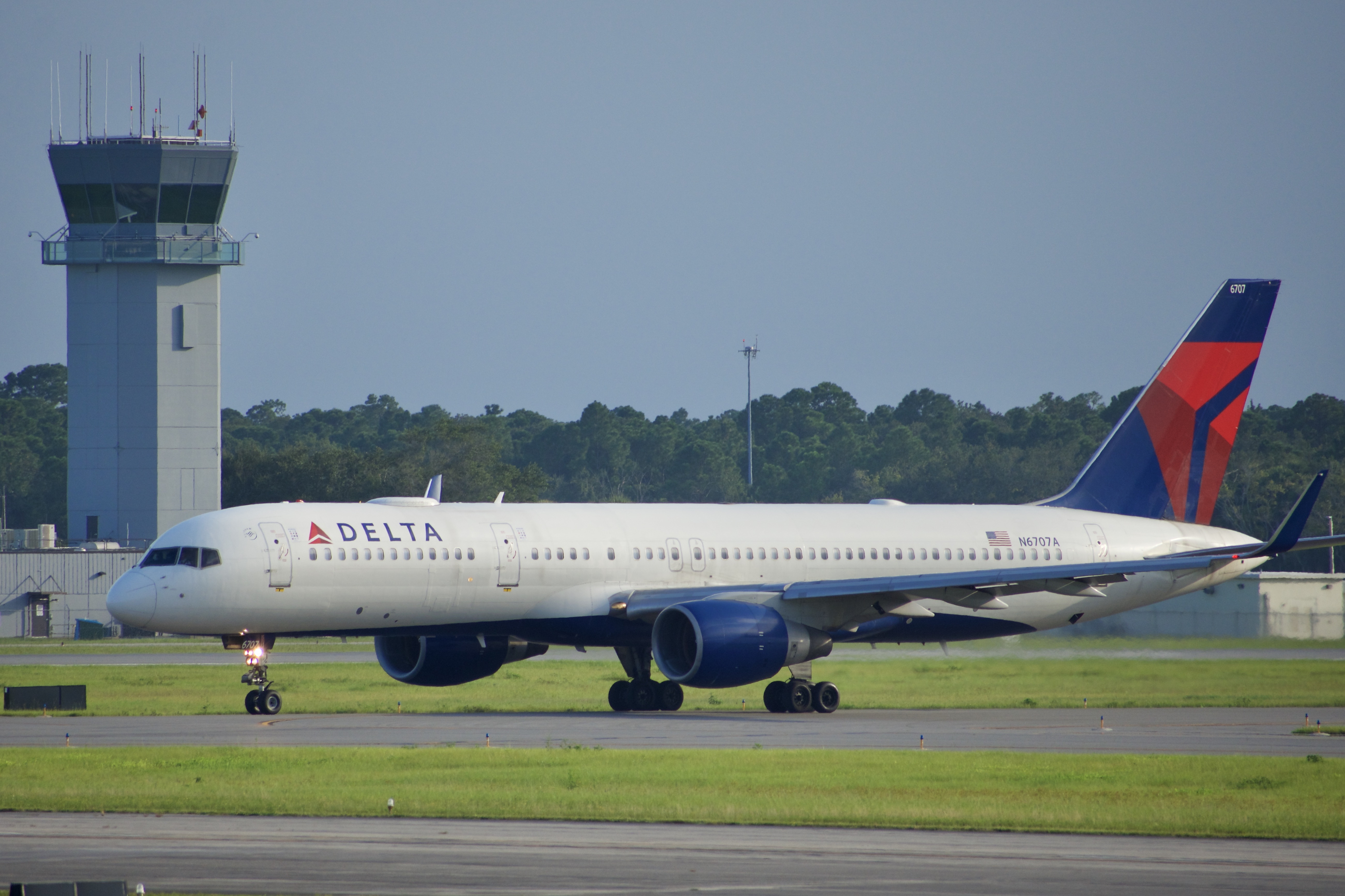 Full size: Delta Airlines Boeing 757-200 N6707A at Daytona Beach International Airport