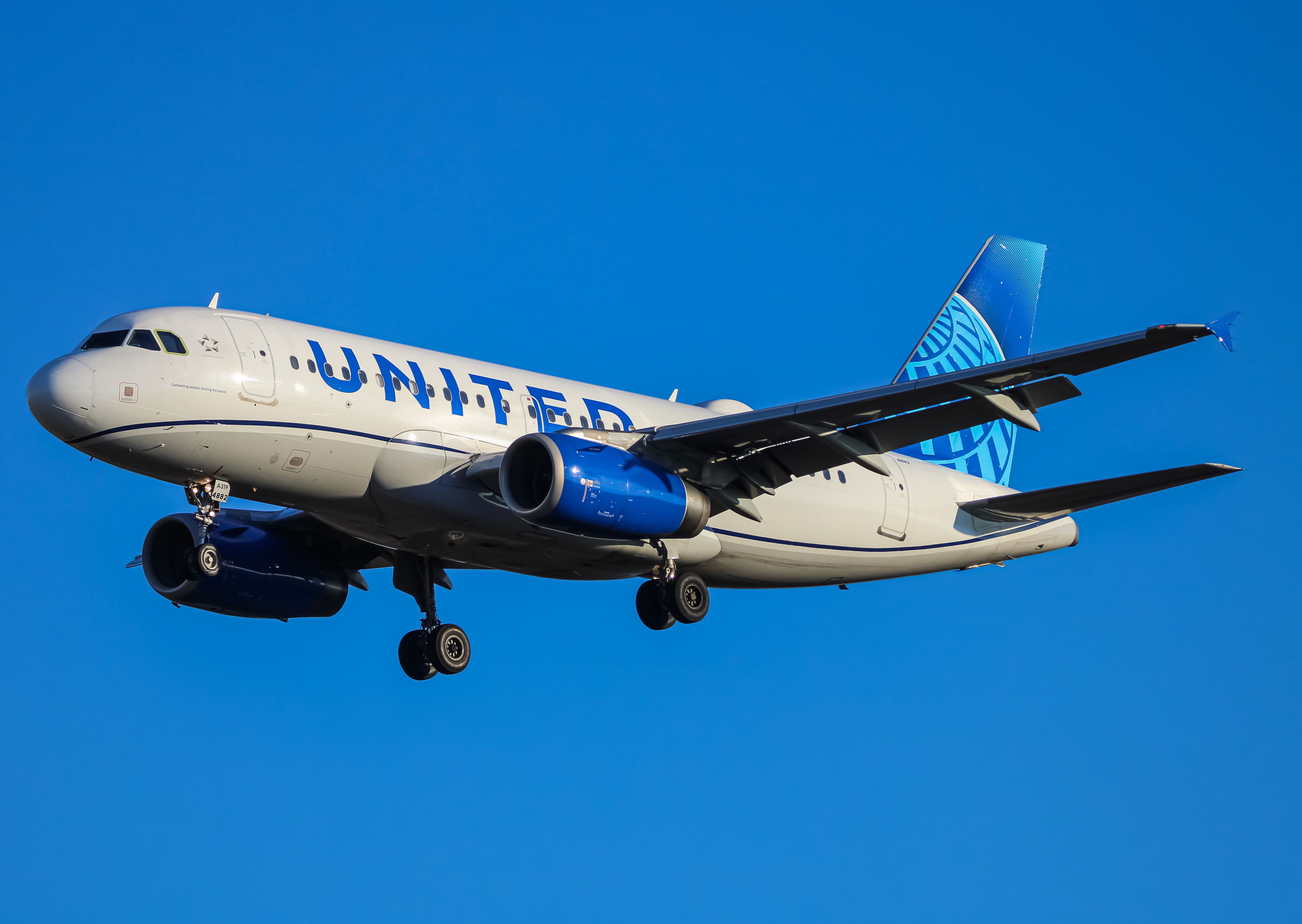 Full size: United Airlines Airbus A319 N882UA at Washington Dulles International Airport