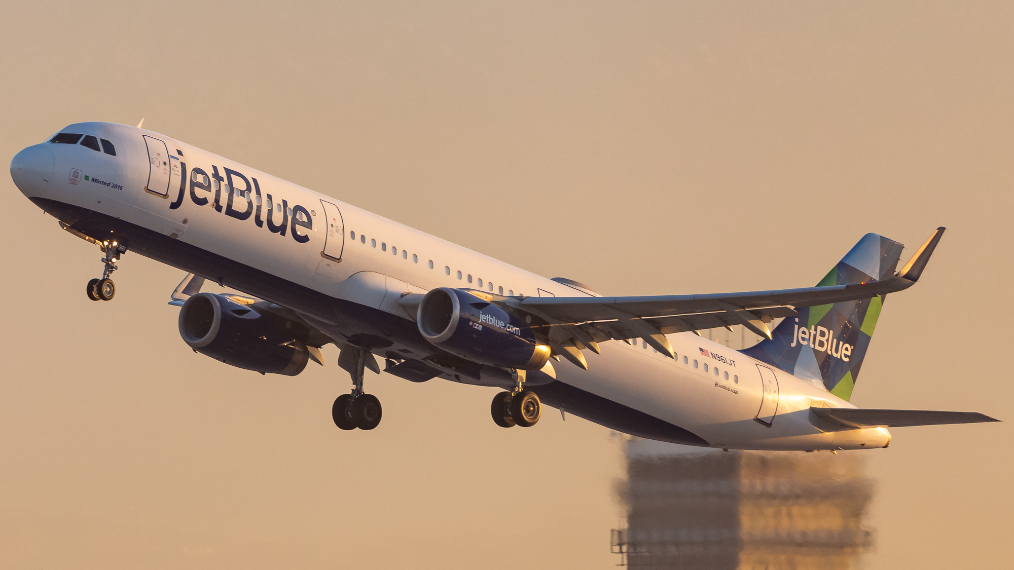 Full size: JetBlue Airways Airbus A321-200 N961JT at Los Angeles International Airport