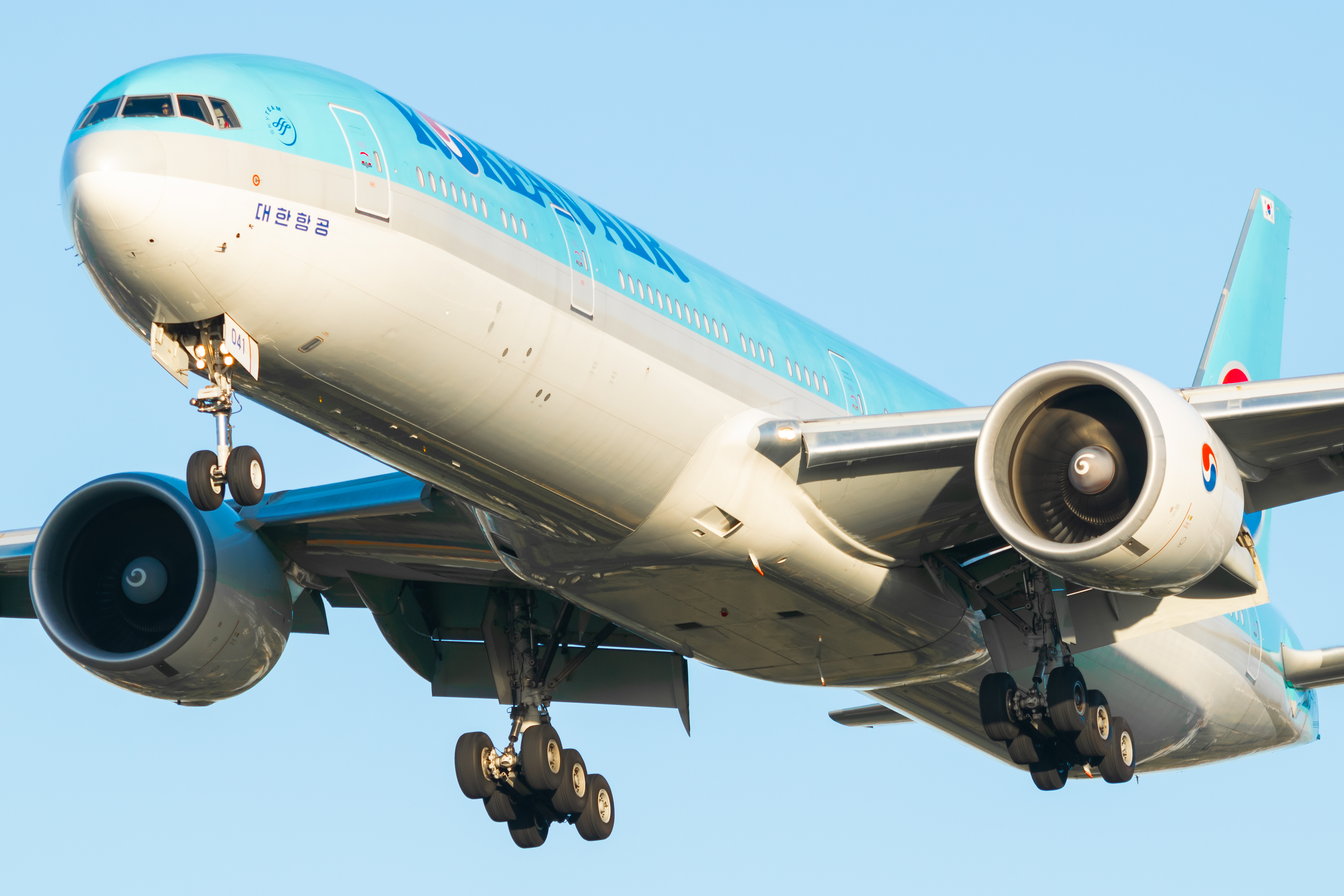 Full size: Korean Air Boeing 777-300ER HL9041 at London Heathrow International Airport