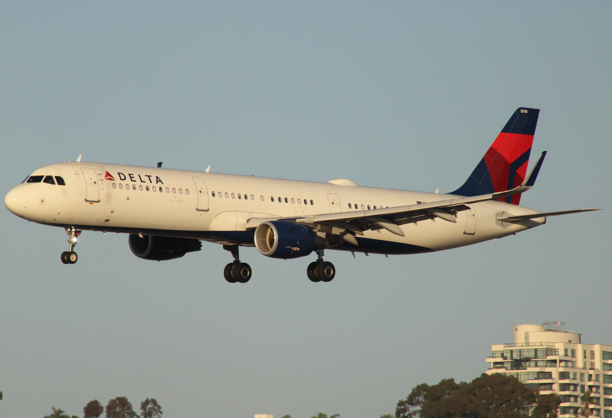 Full size: Delta Airlines Airbus A321-200 N318DX at San Diego International Airport