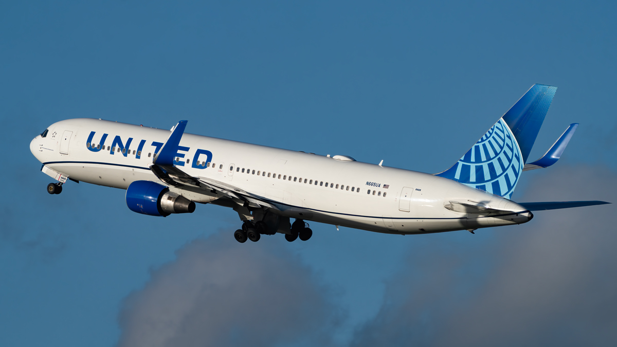 Full size: United Airlines Boeing 767-300 N665UA at London Heathrow International Airport