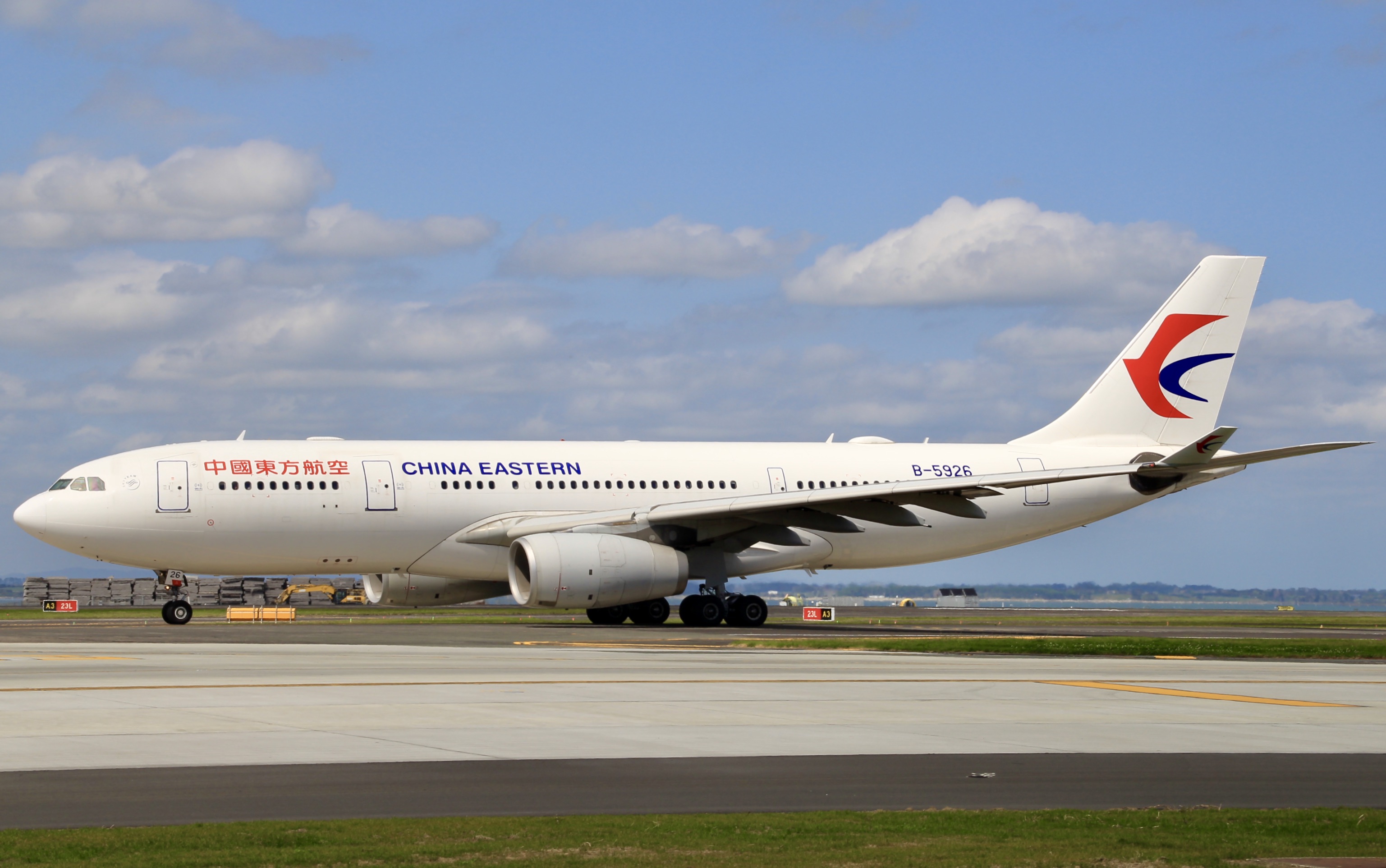 Full size: China Eastern Airlines Airbus A330-200 B-5962 at Auckland International Airport