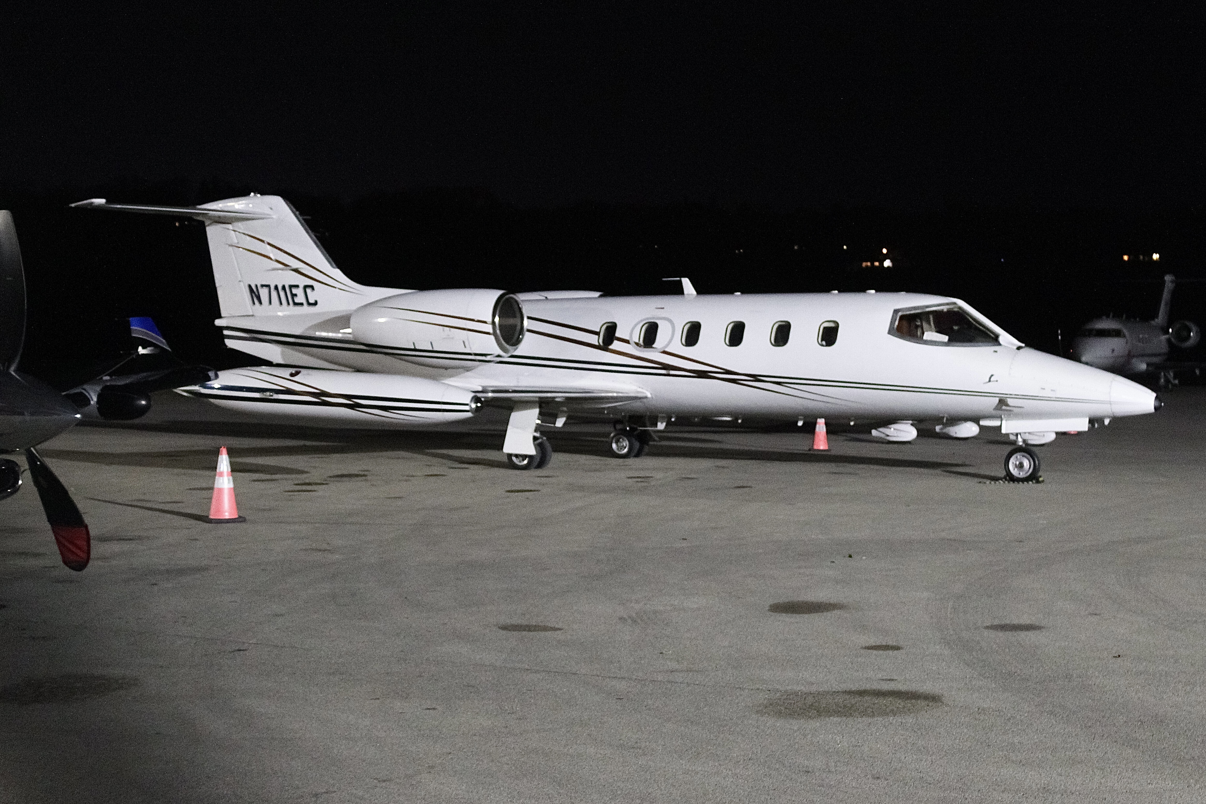 Full size: PRIVATE Learjet 31 N711EC at Cincinnati Municipal Airport/Lunken Field