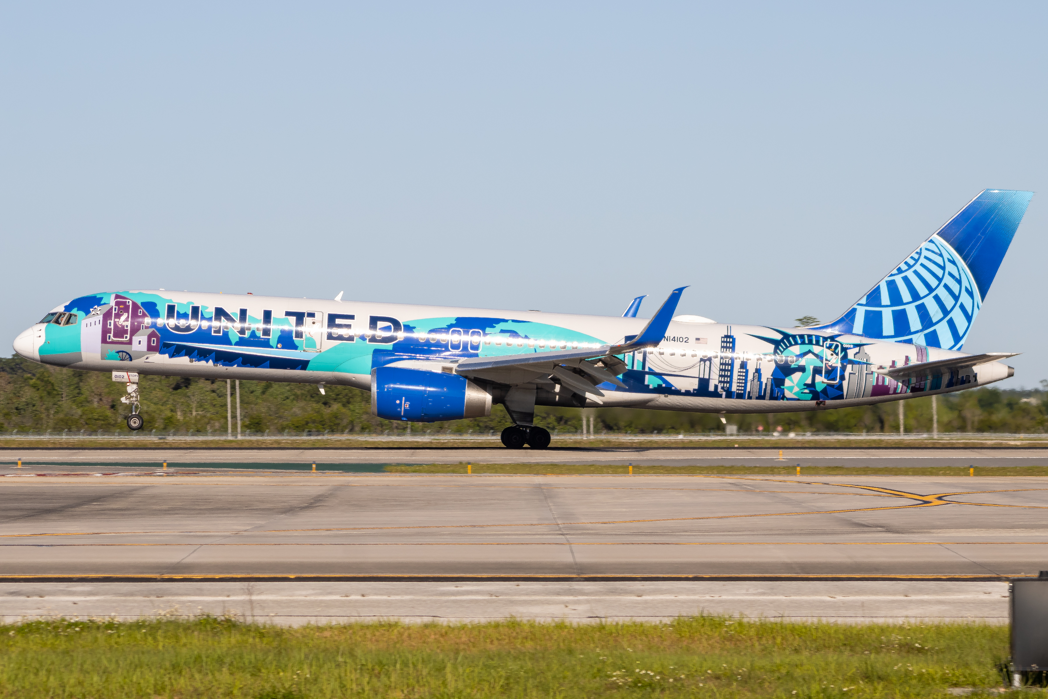 Full size: United Airlines Boeing 757-200 N14102 at Orlando International Airport