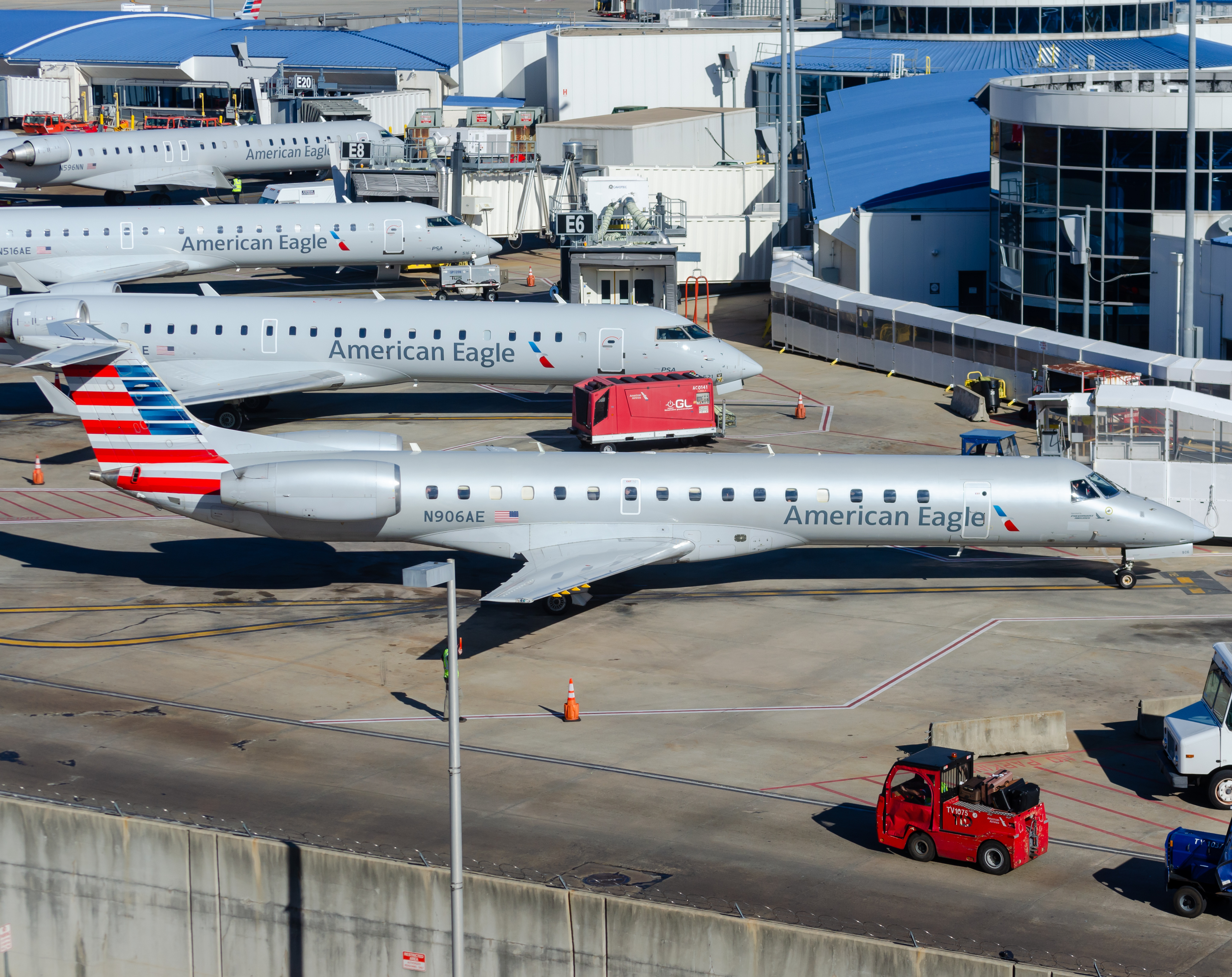 Full size: American Eagle Embraer ERJ145 N906AE at Charlotte/Douglas International Airport