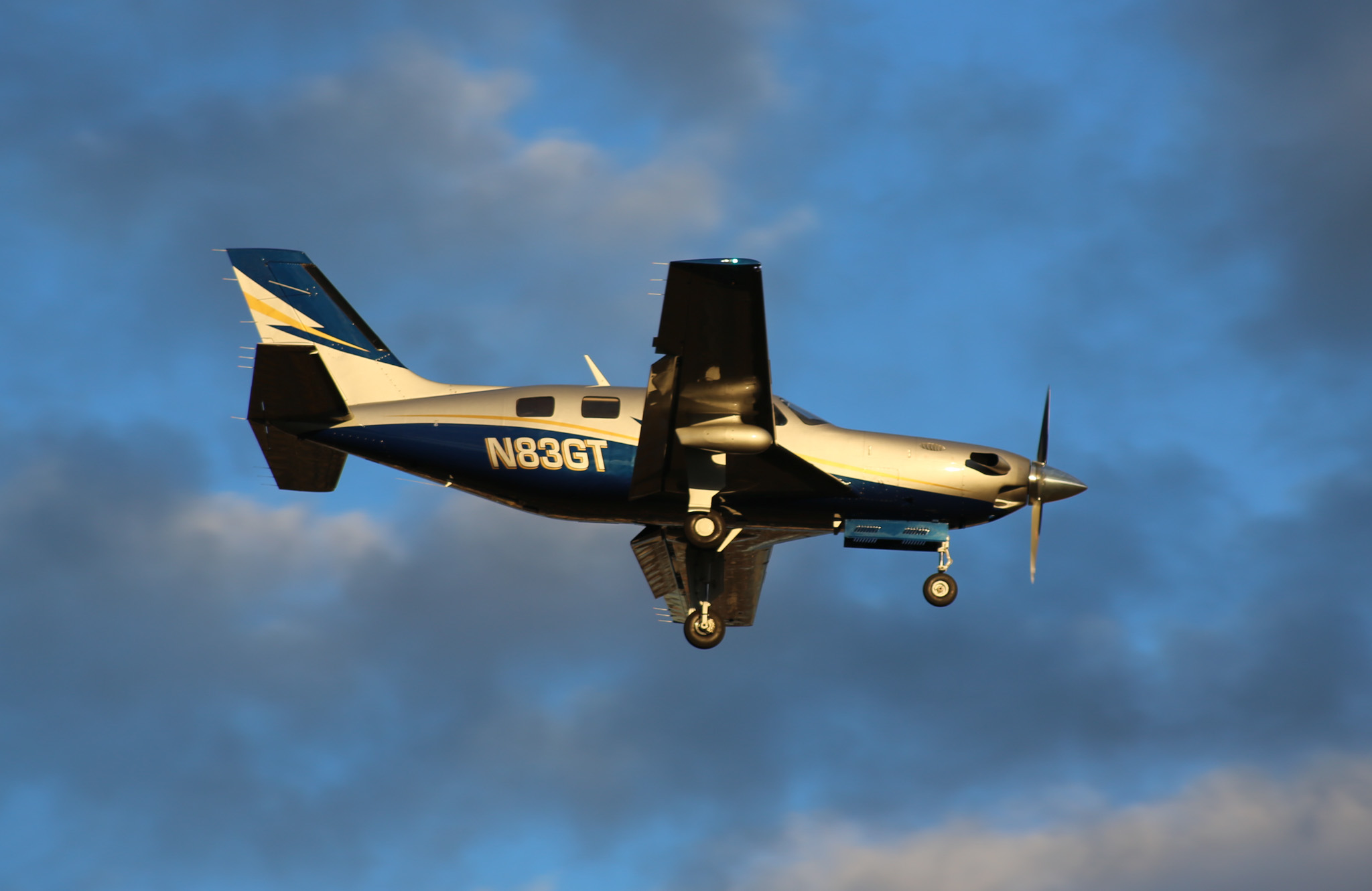 Full size: PRIVATE Piper M500 N83GT at Teterboro Airport