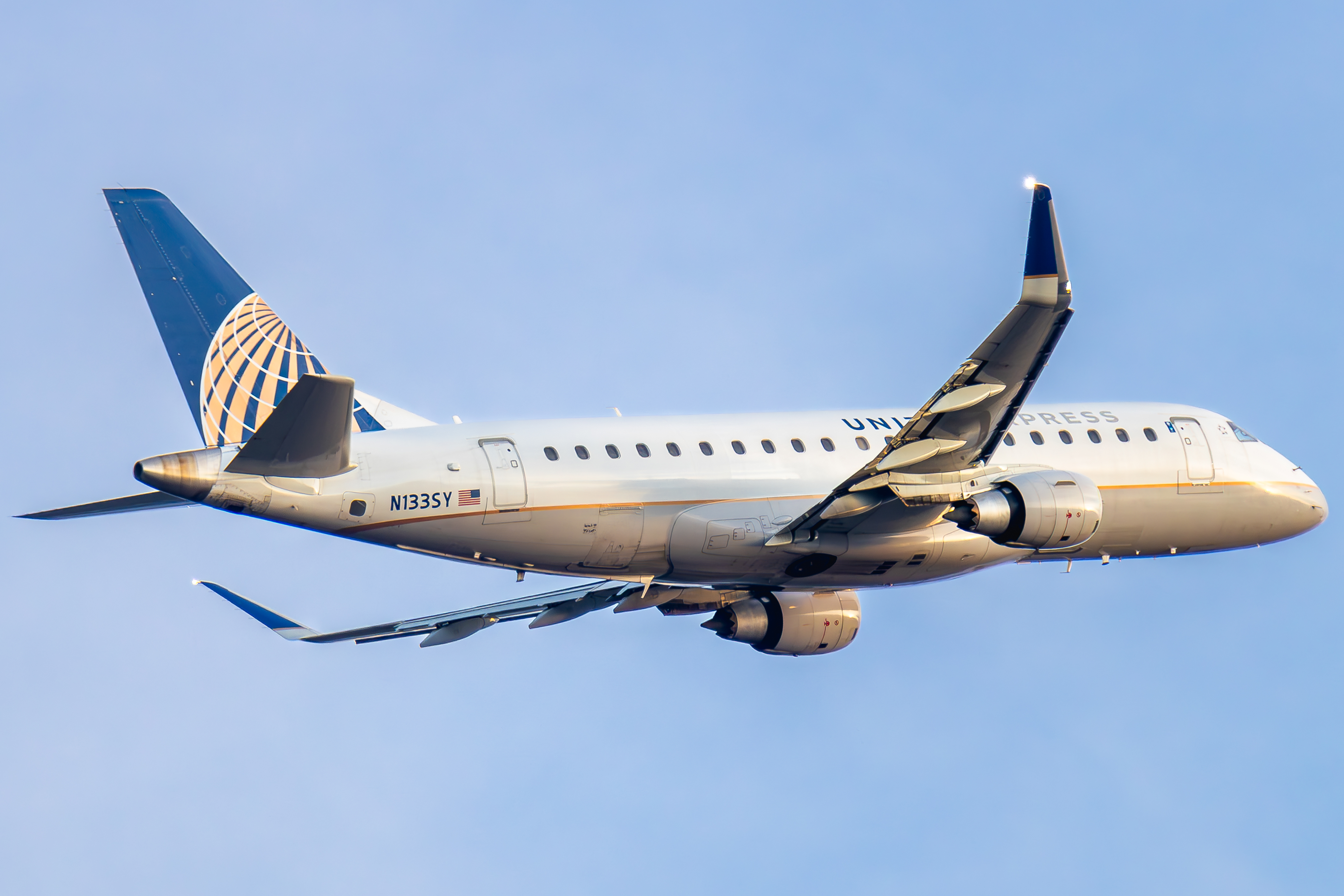 Full size: United Express Embraer E175 N133SY at Roberts Field Airport