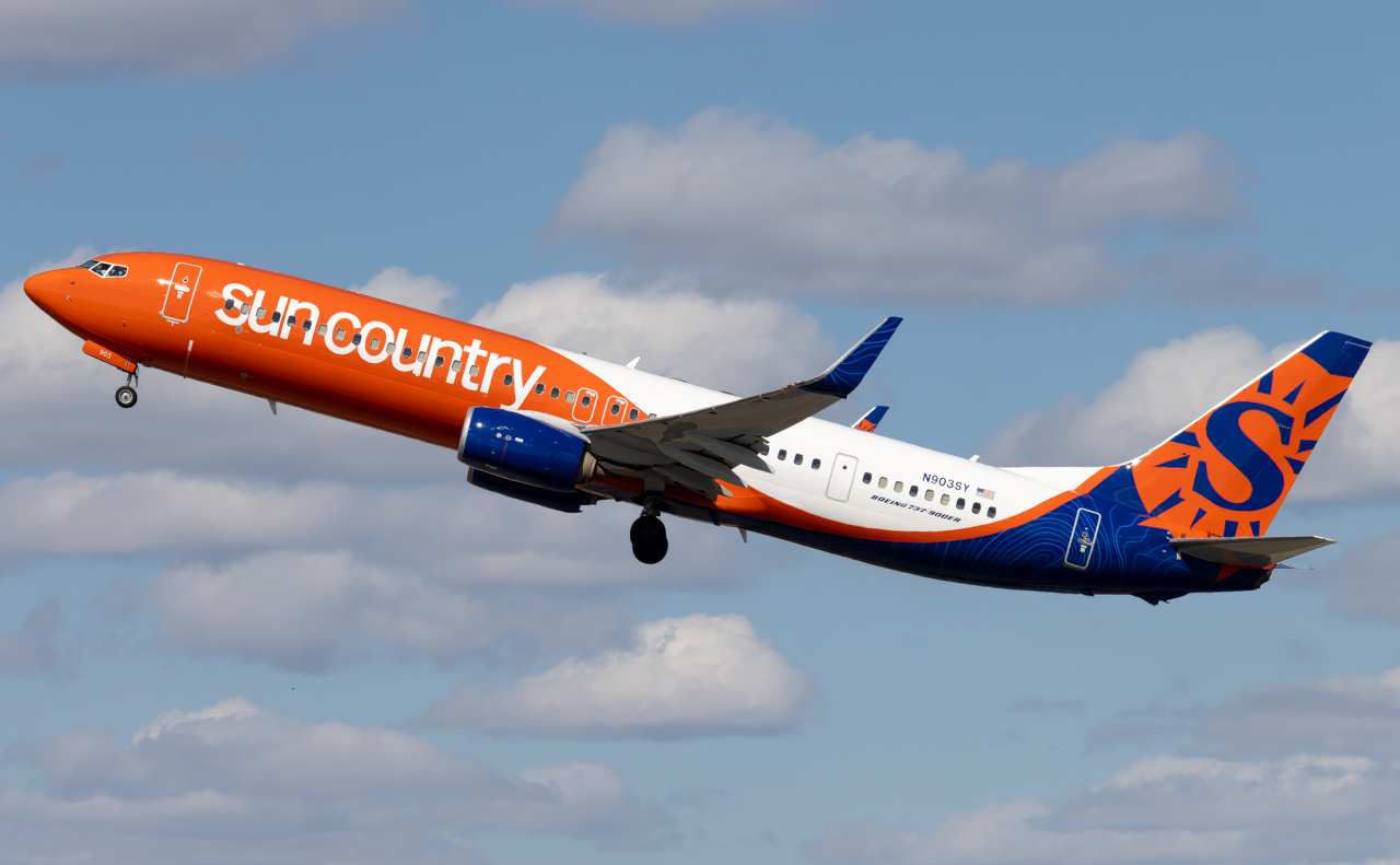 Full size: Sun Country Airlines Boeing 737-900ER N903SY at Minneapolis-St Paul International/Wold-Chamberlain Airport
