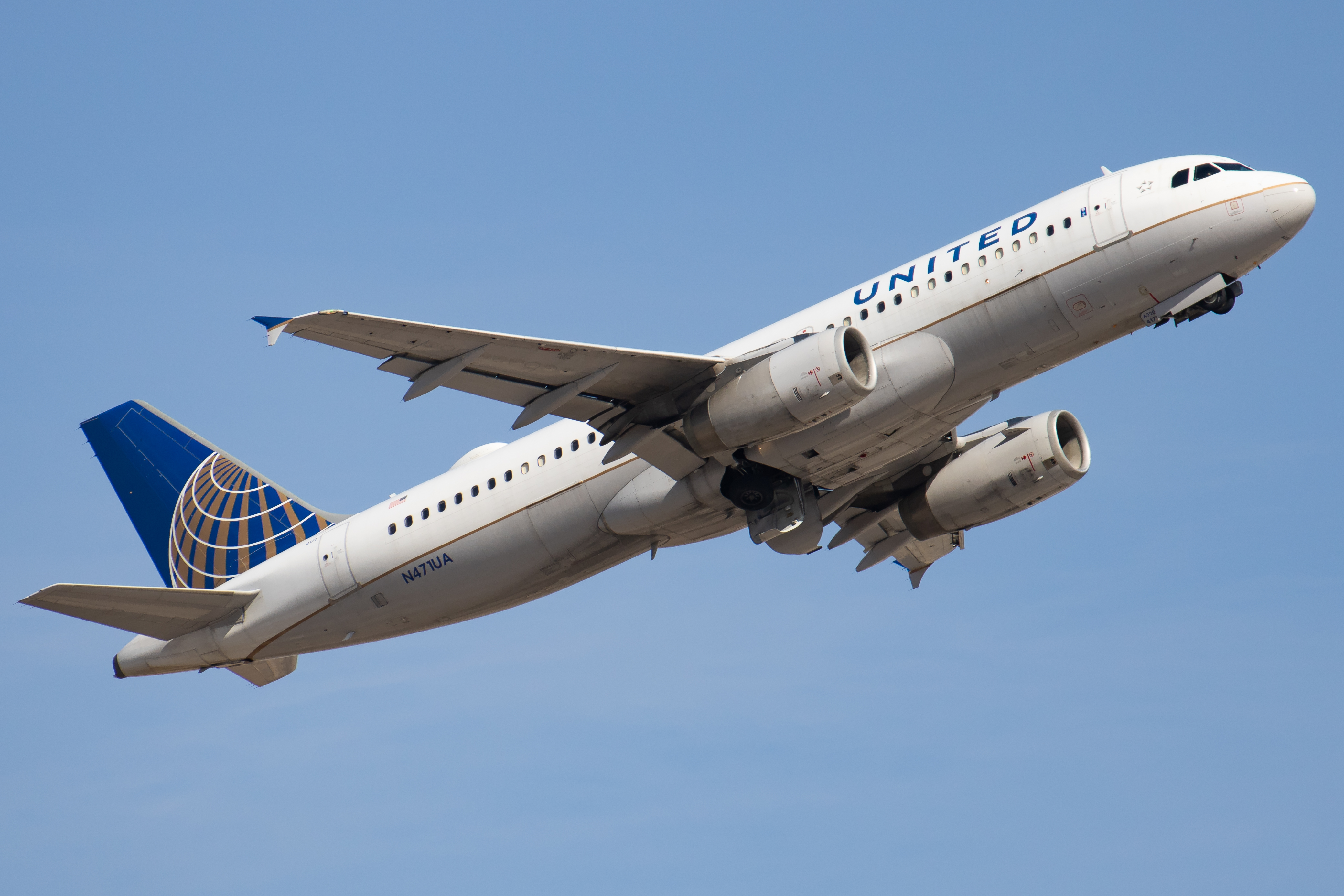 Full size: United Airlines Airbus A320 N471UA at Phoenix Sky Harbor International Airport