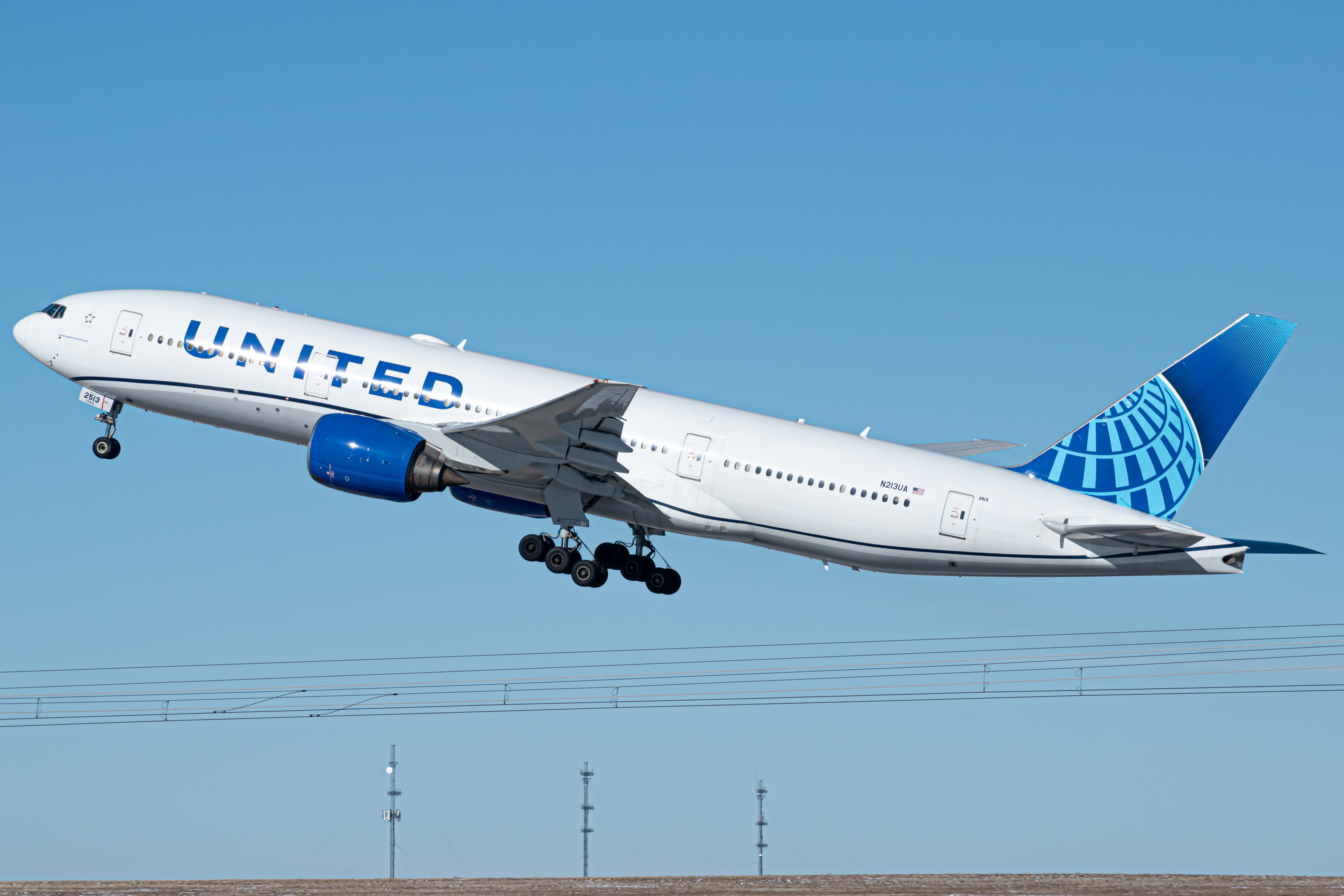 Full size: United Airlines Boeing 777-200 N213UA at Denver International Airport