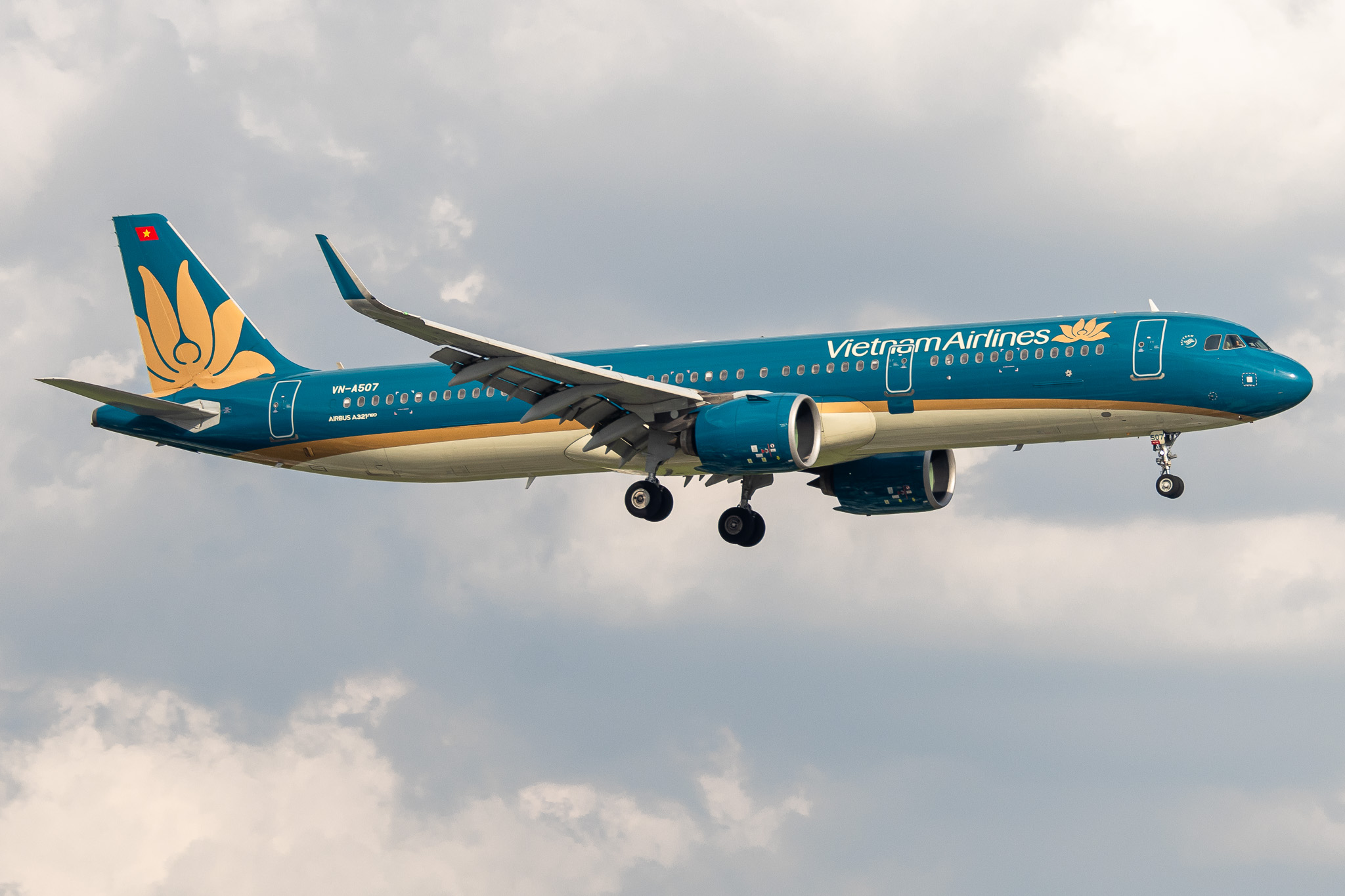 Full size: Vietnam Airlines Airbus A321NEO VN-A507 at Tan Son Nhat International Airport