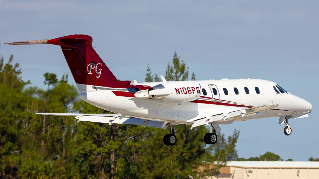 Full size: PRIVATE Cessna Citation VII N106PG at Naples Municipal Airport