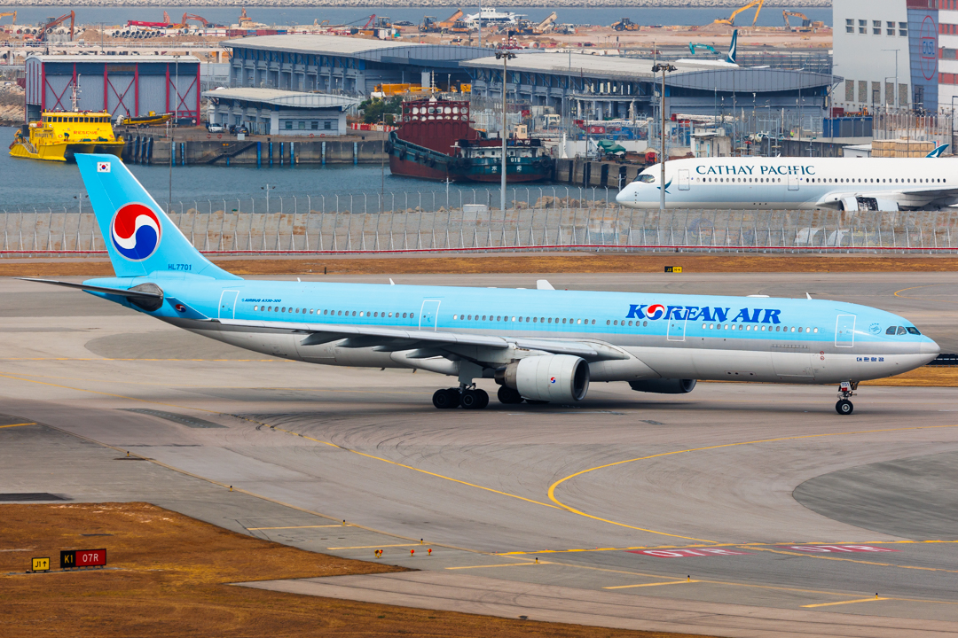 Full size: Korean Air Airbus A330-300 HL7701 at Hong Kong International Airport