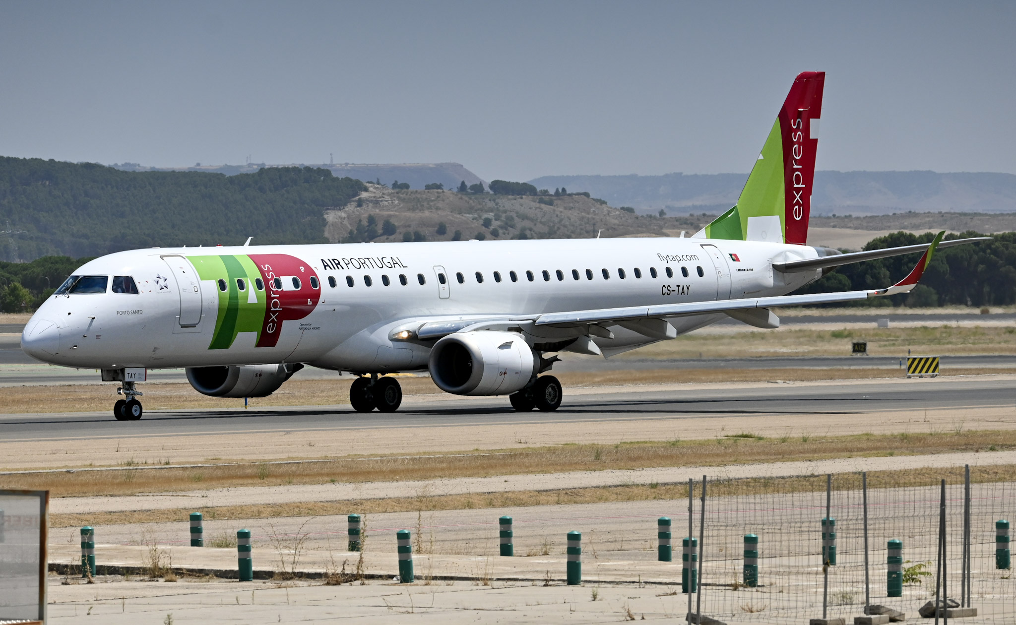 Full size: TAP Air Portugal Embraer E195 CS-TAY at Madrid Barajas Airport