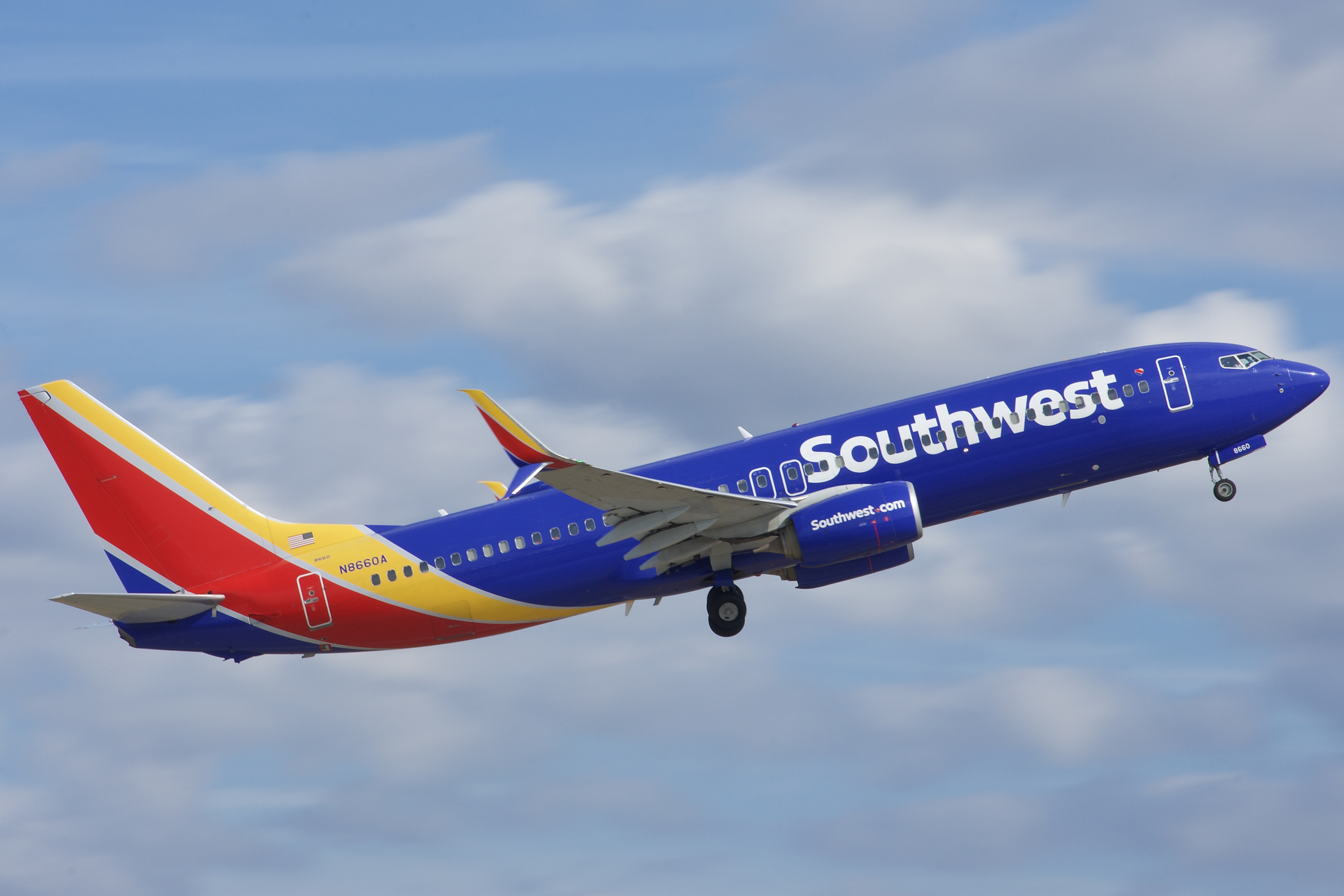 Full size: Southwest Airlines Boeing 737-800 N8660A at Orlando International Airport
