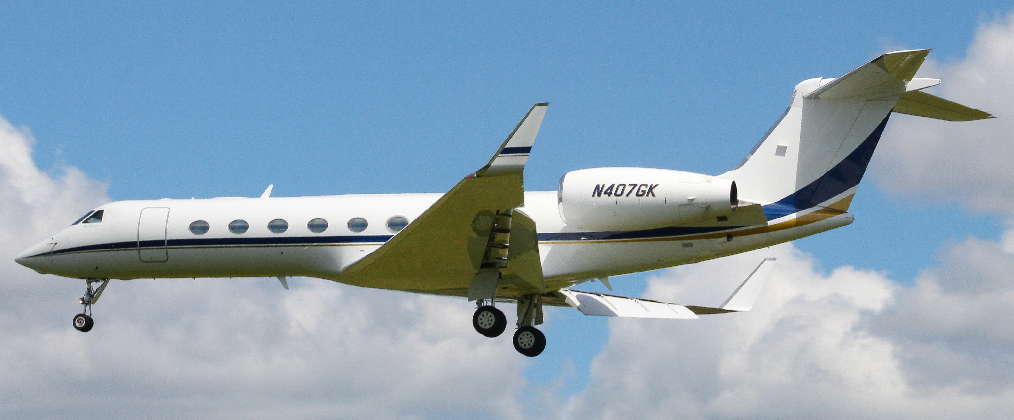 Full size: PRIVATE Gulfstream G550 N407GK at Lancaster Airport