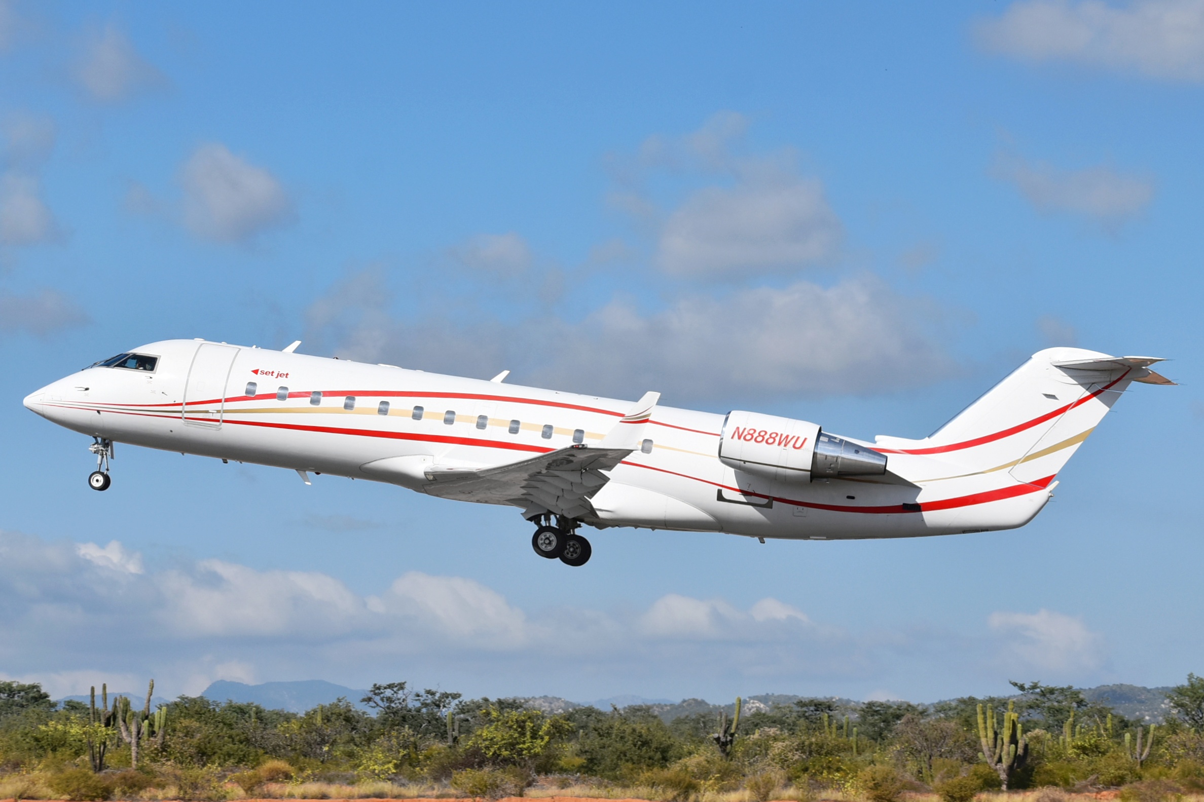 Full size: Set Jet Mitsubishi CRJ-200 N888WU at Aeropuerto de Cabo San Lucas Internacional