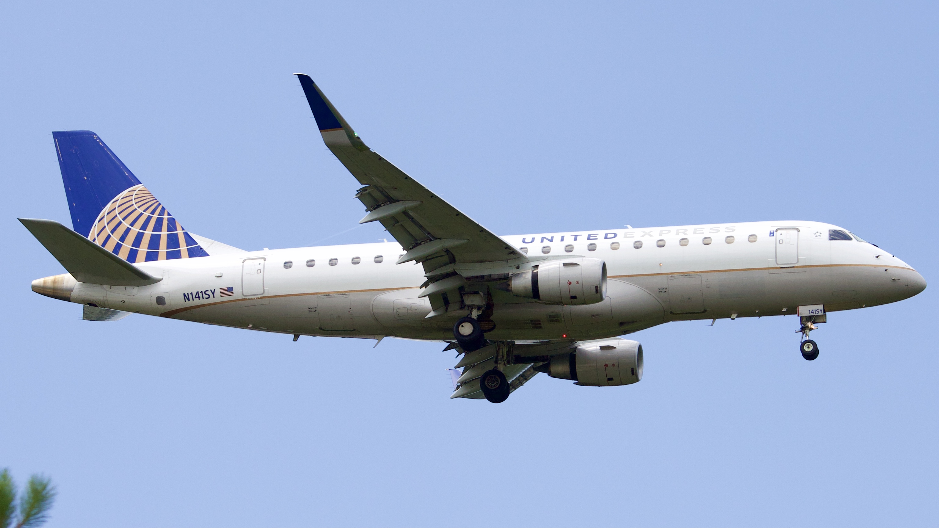 Full size: United Express Embraer E175 N141SY at Houston-George Bush Intercontinental Airport