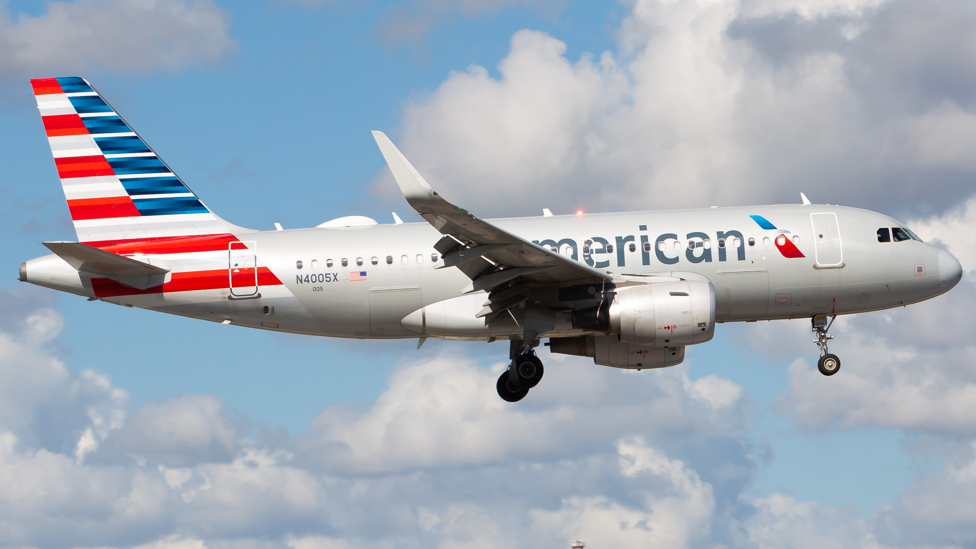 Full size: American Airlines Airbus A319 N4005X at Miami International Airport