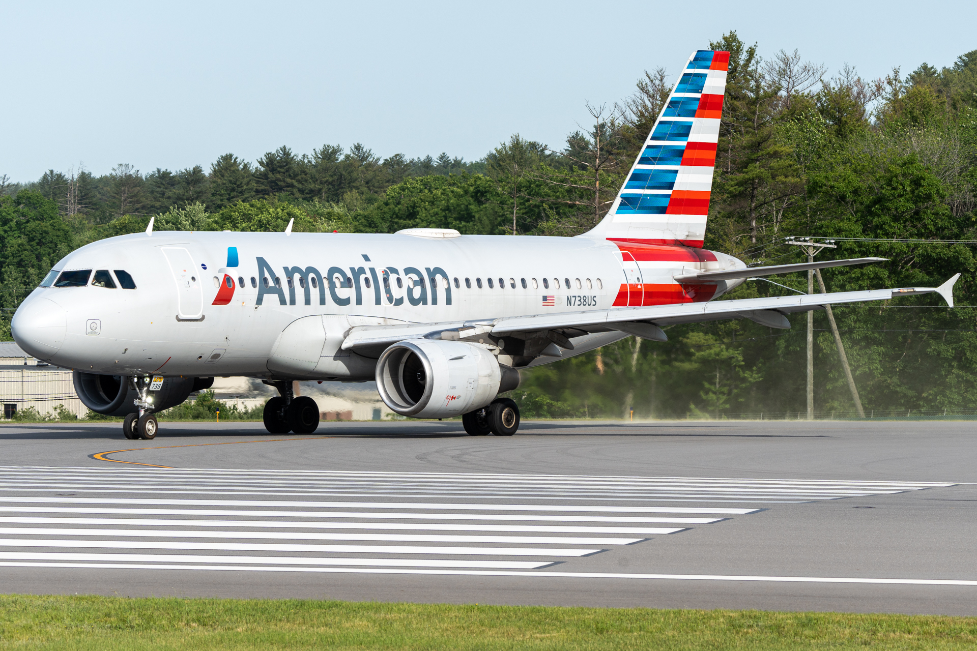Full size: American Airlines Airbus A319 N738US at Manchester Airport