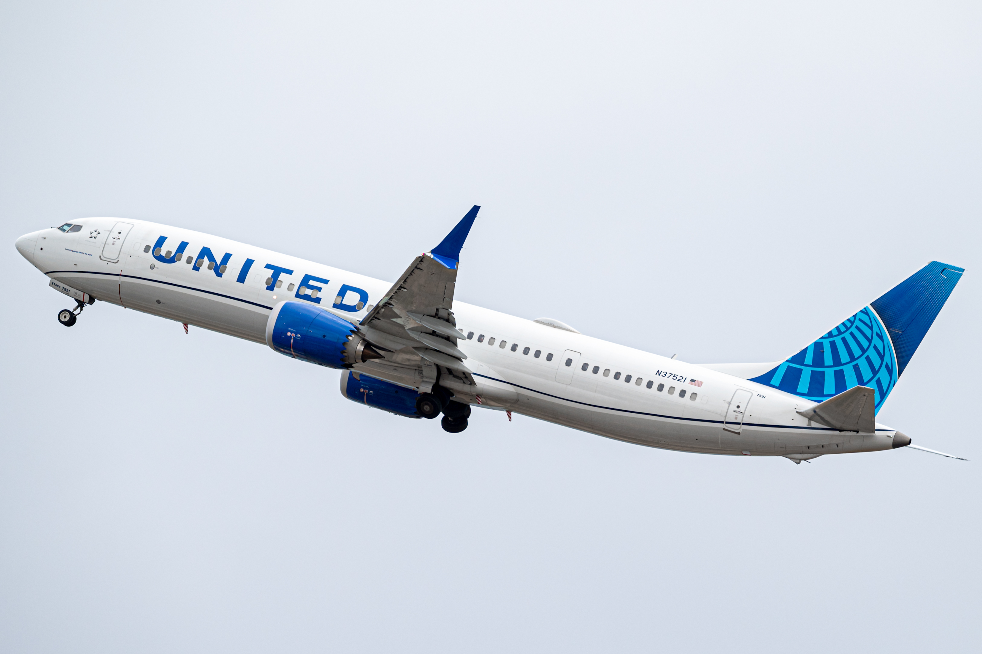 Full size: United Airlines Boeing 737 MAX 9 N37521 at Daniel K Inouye International Airport