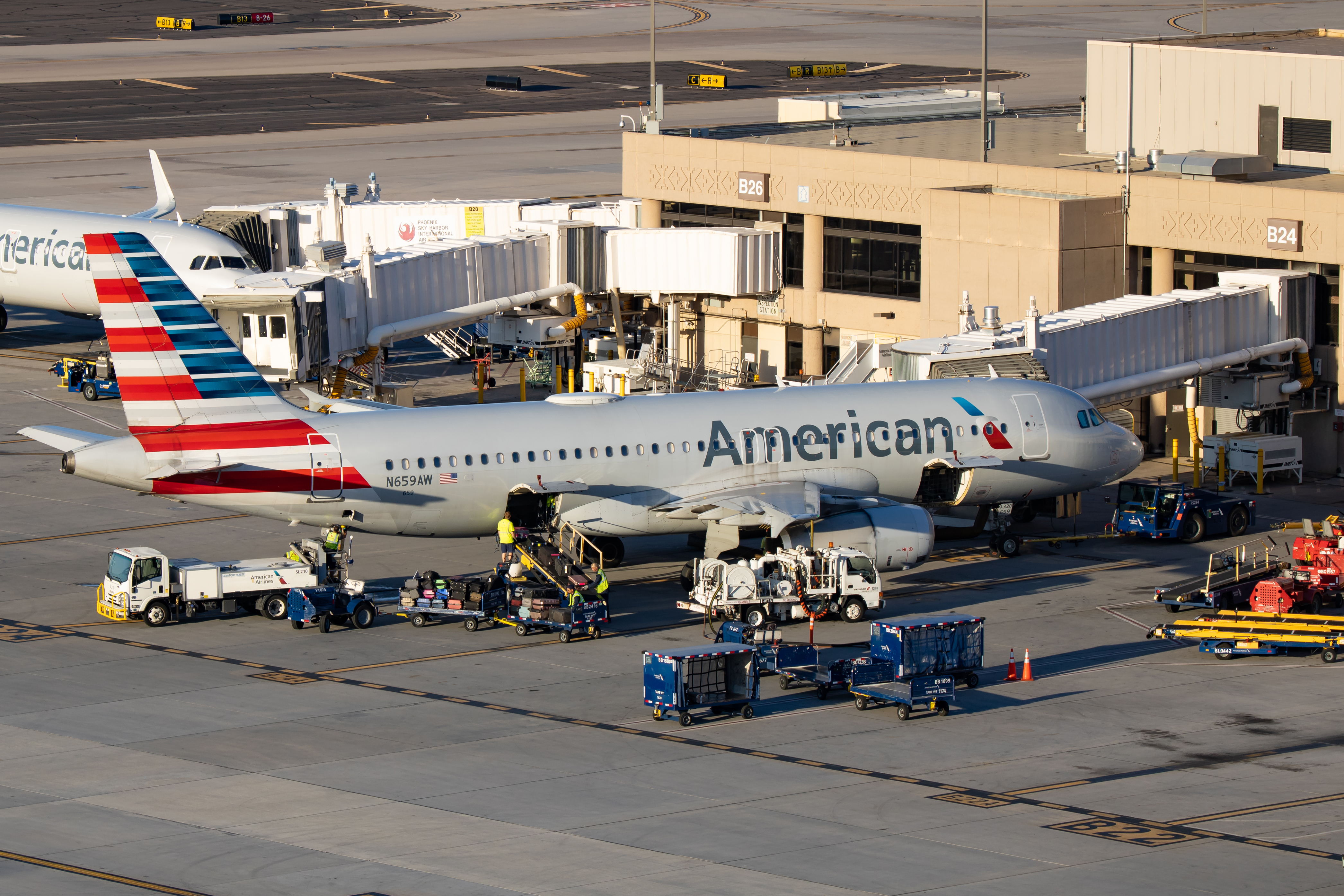 Full size: American Airlines Airbus A320 N659AW at Phoenix Sky Harbor International Airport