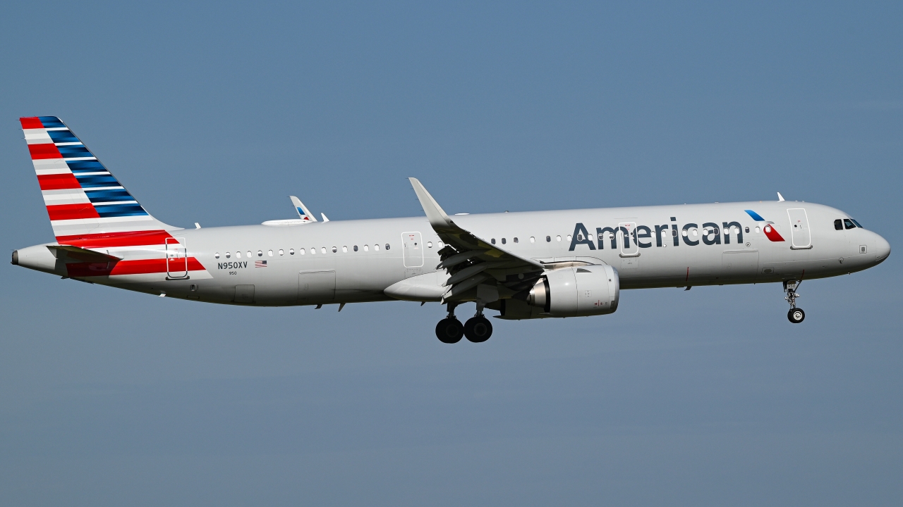 Full size: American Airlines Airbus A321NEO N950XV at Dallas-Fort Worth International Airport