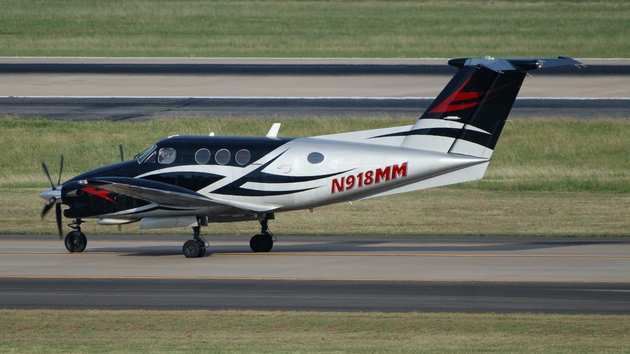 Full size: PRIVATE Beechcraft King Air F90 N918MM at Will Rogers World Airport