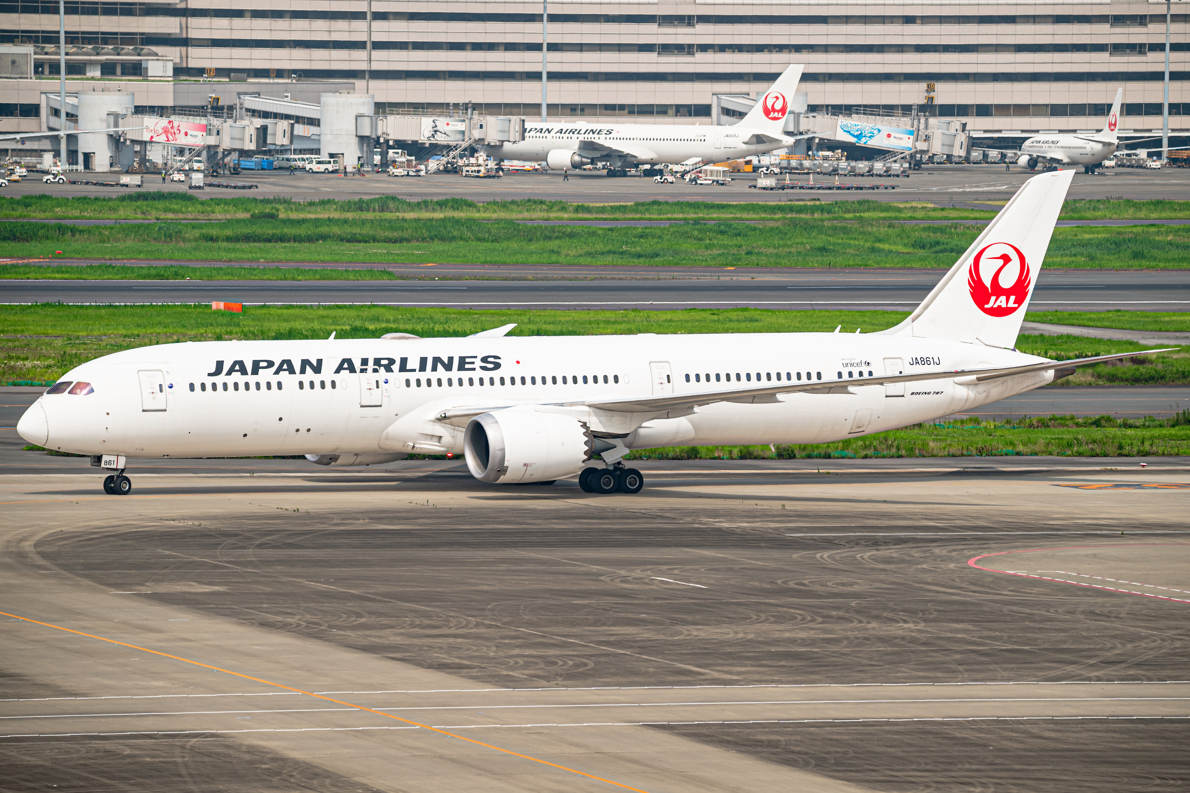 Full size: Japan Airlines Boeing 787-9 JA861J at Tokyo-Haneda Airport