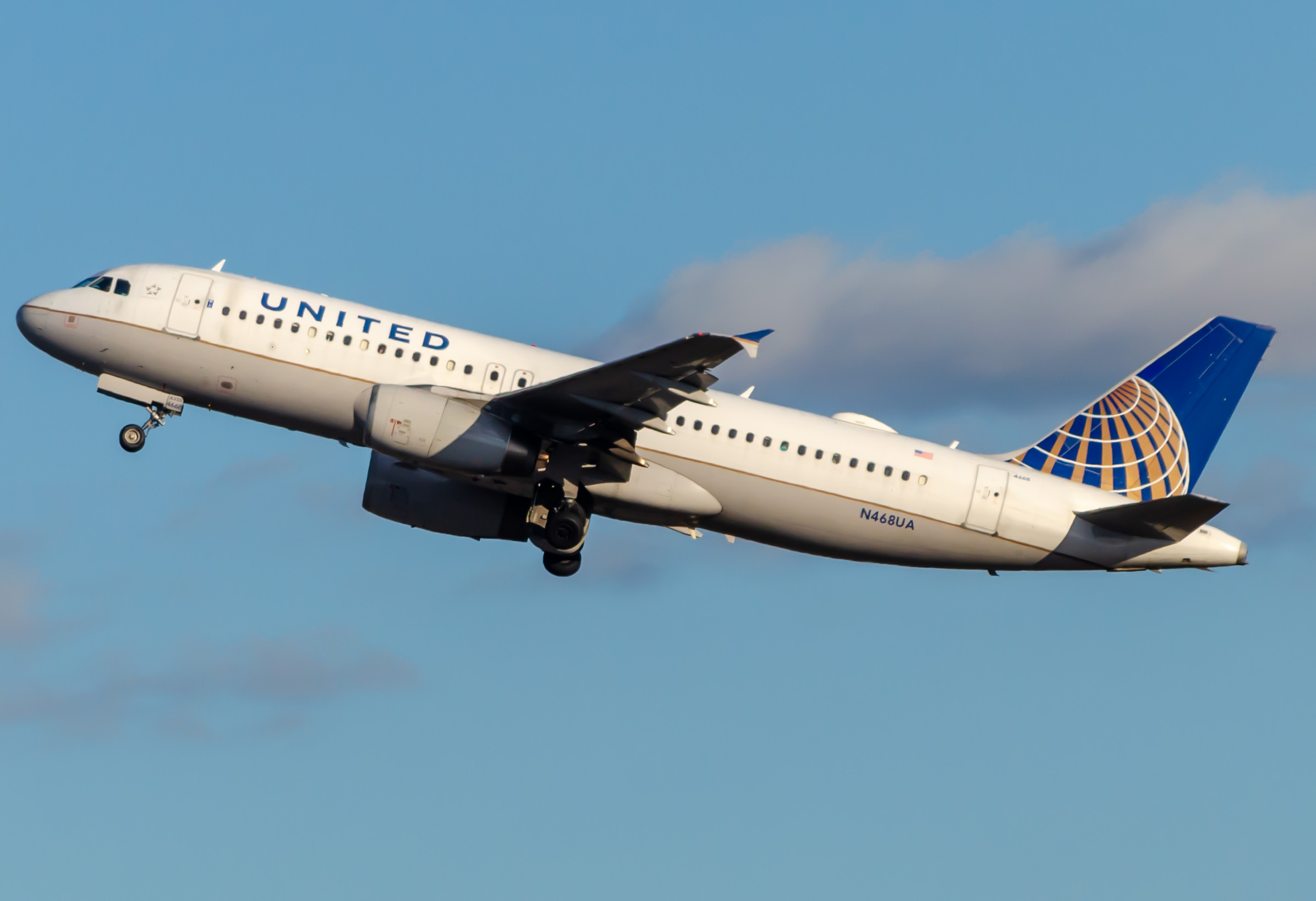 Full size: United Airlines Airbus A320 N468UA at Newark Liberty International Airport