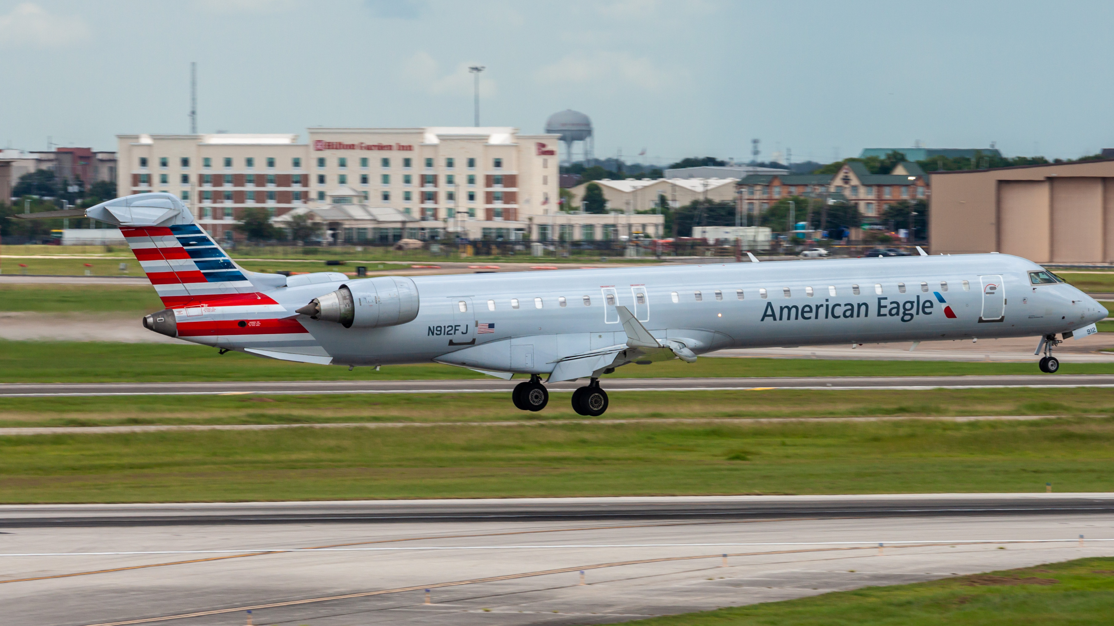 Full size: American Eagle Mitsubishi CRJ-900 N912FJ at William P Hobby Airport