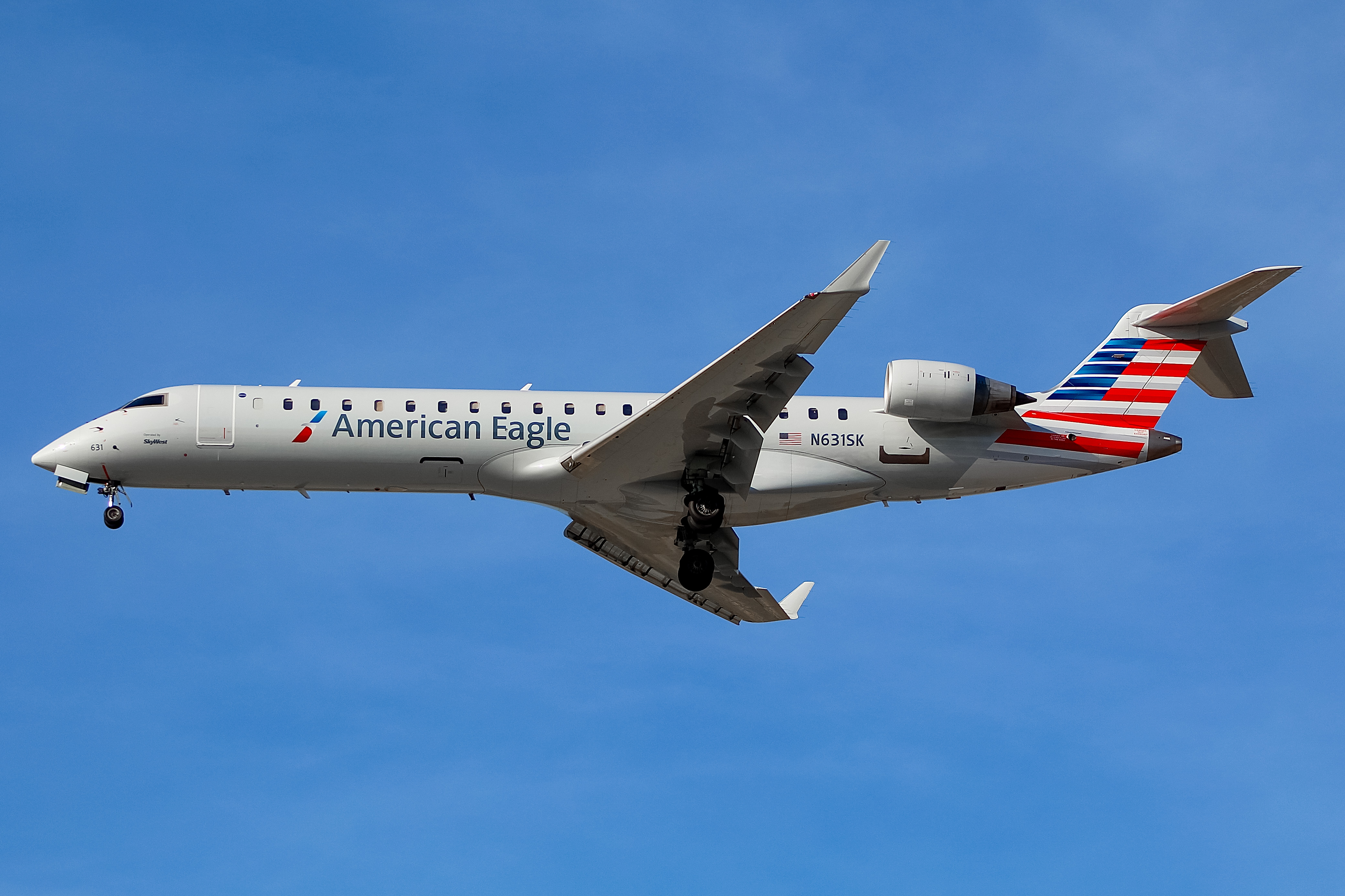 Full size: American Eagle Mitsubishi CRJ-700 N631SK at General Mitchell International Airport