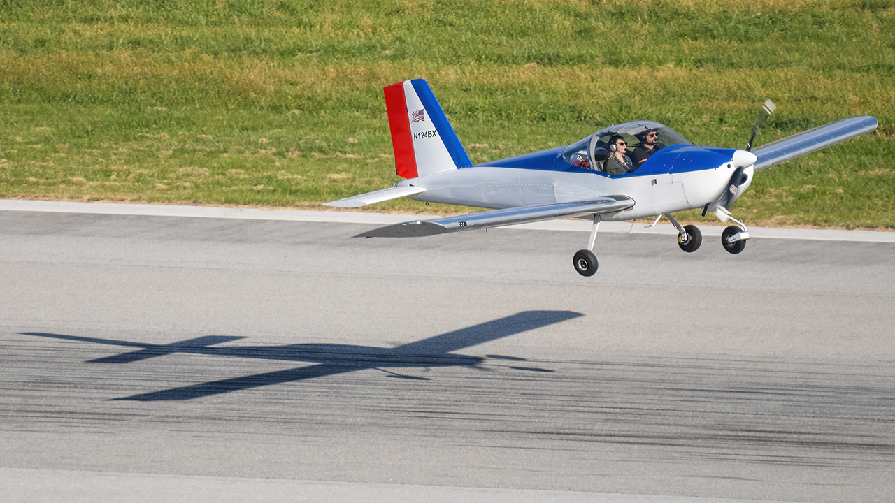 Full size: PRIVATE Vans RV-12 N124BX at Frederick Municipal Airport