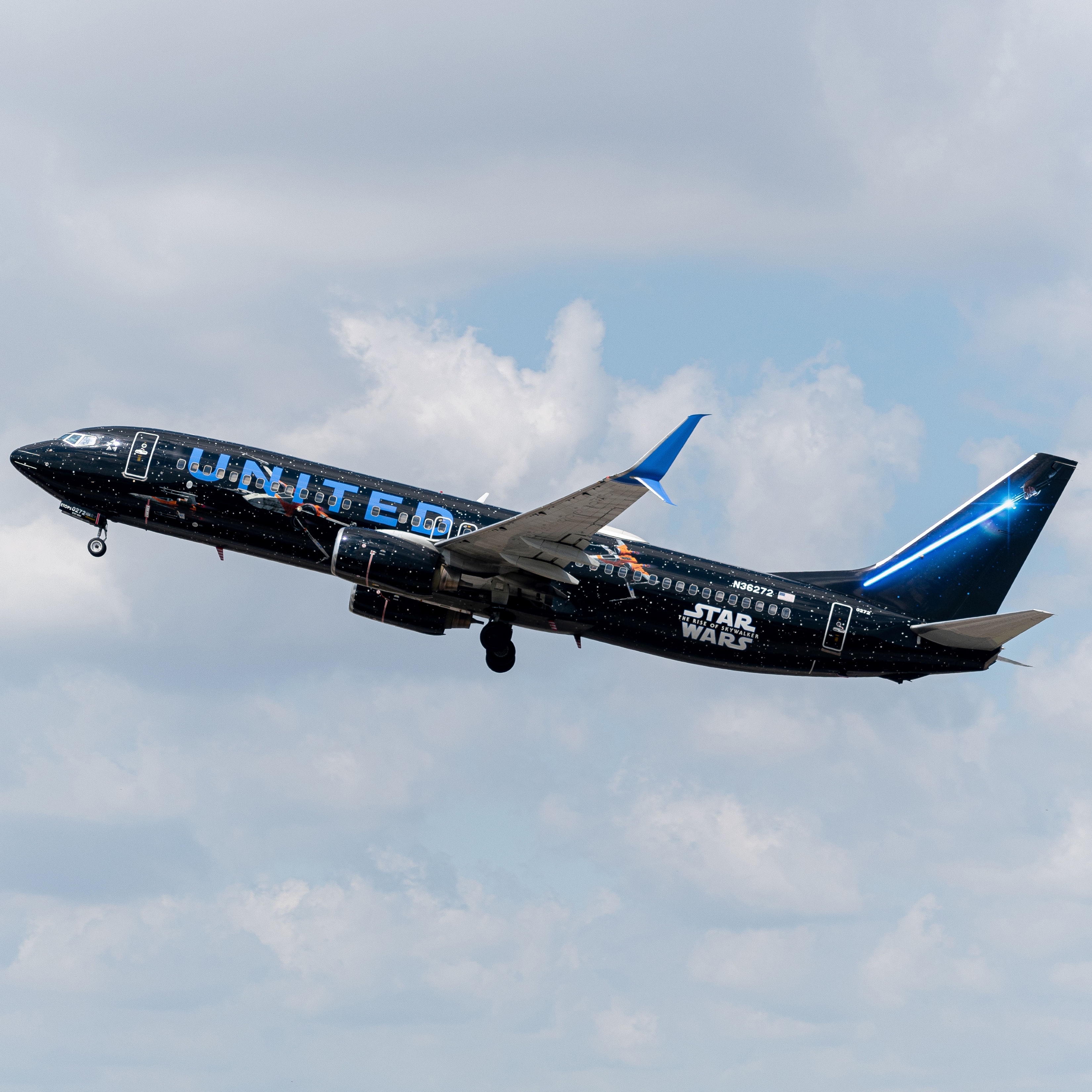 Full size: United Airlines Boeing 737-800 N36272 at Miami International Airport
