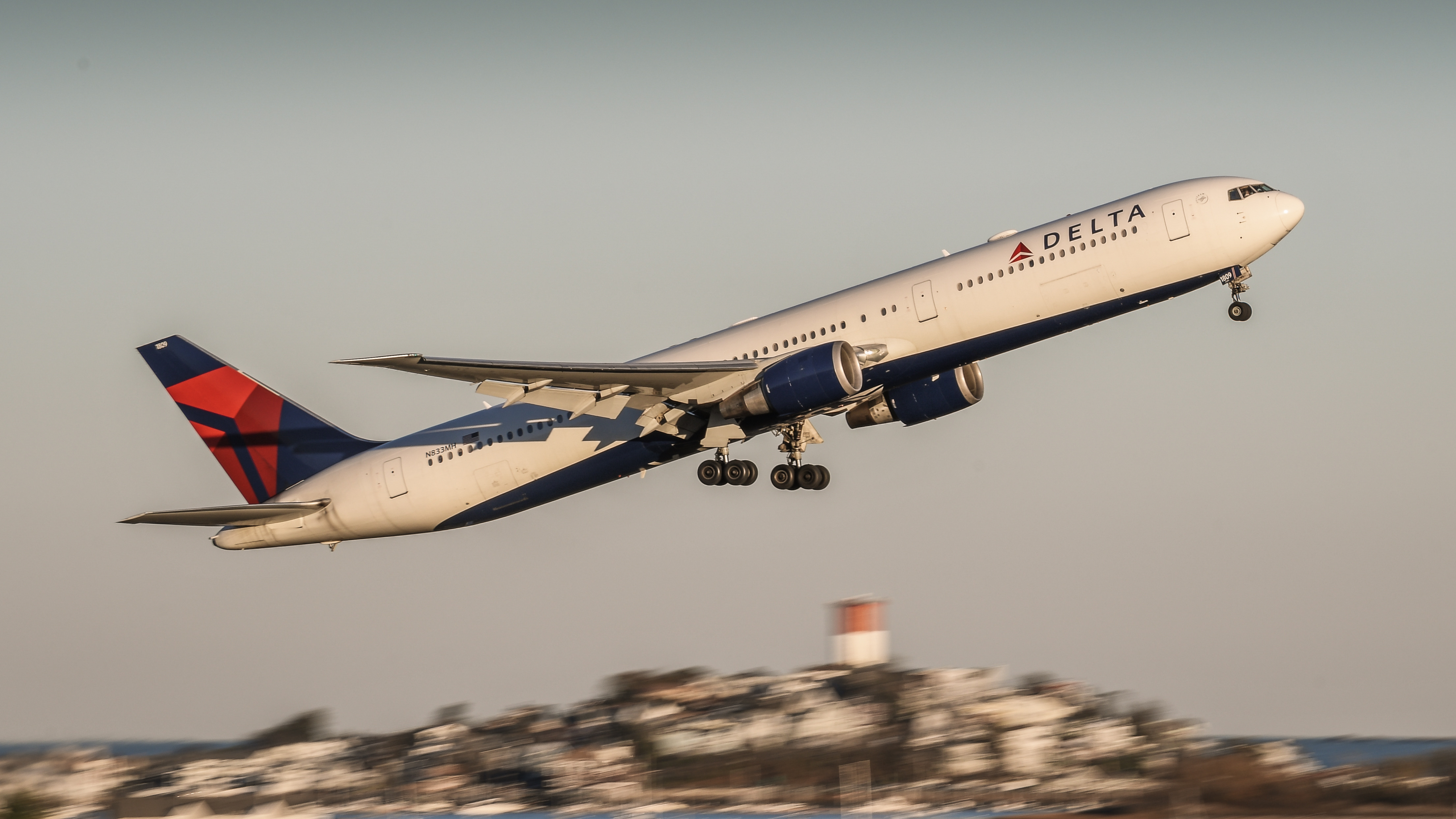 Full size: Delta Airlines Boeing 767-400ER N833MH at General Edward Lawrence Logan International Airport