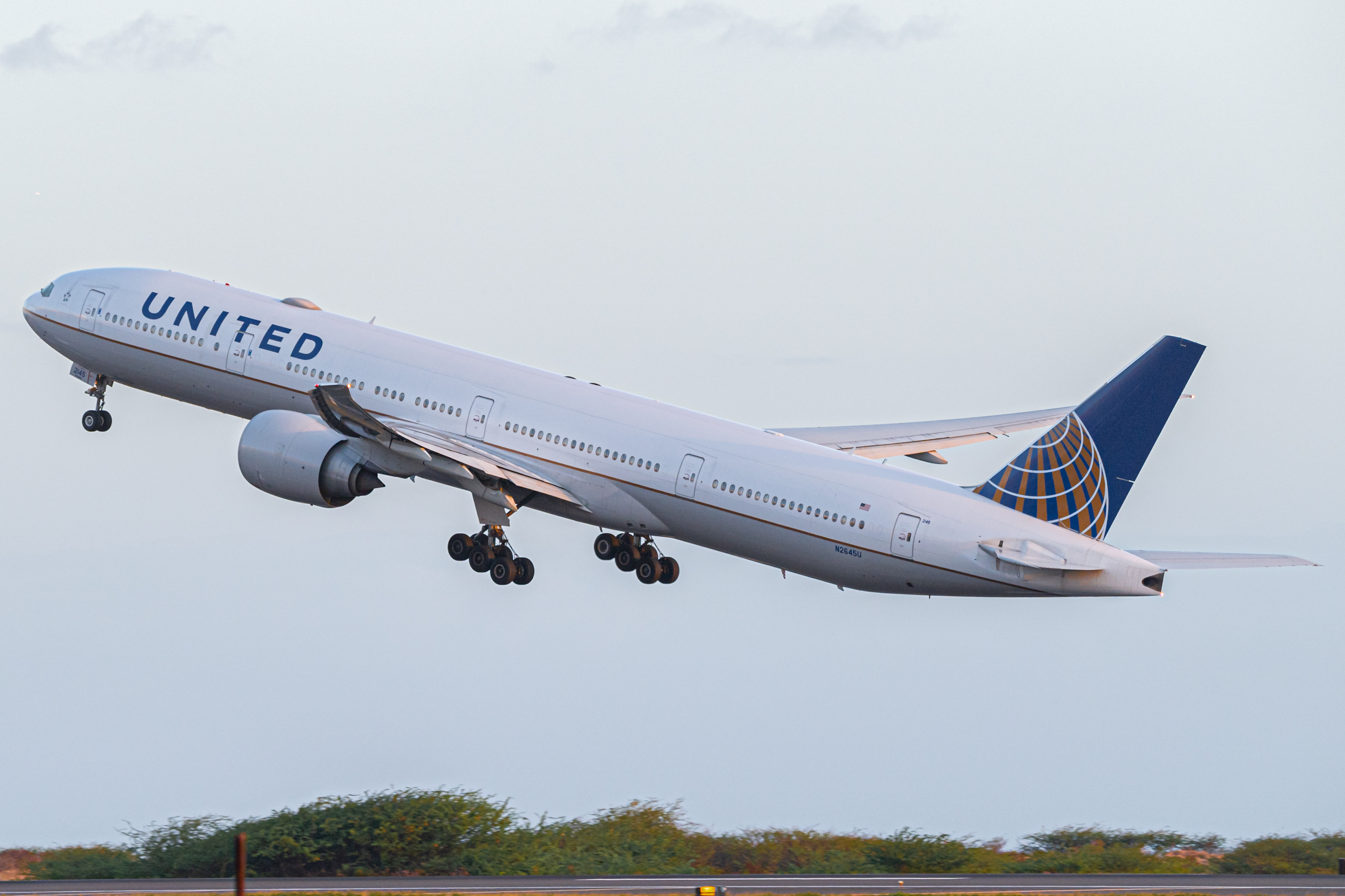 Full size: United Airlines Boeing 777-300ER N2645U at Daniel K Inouye International Airport