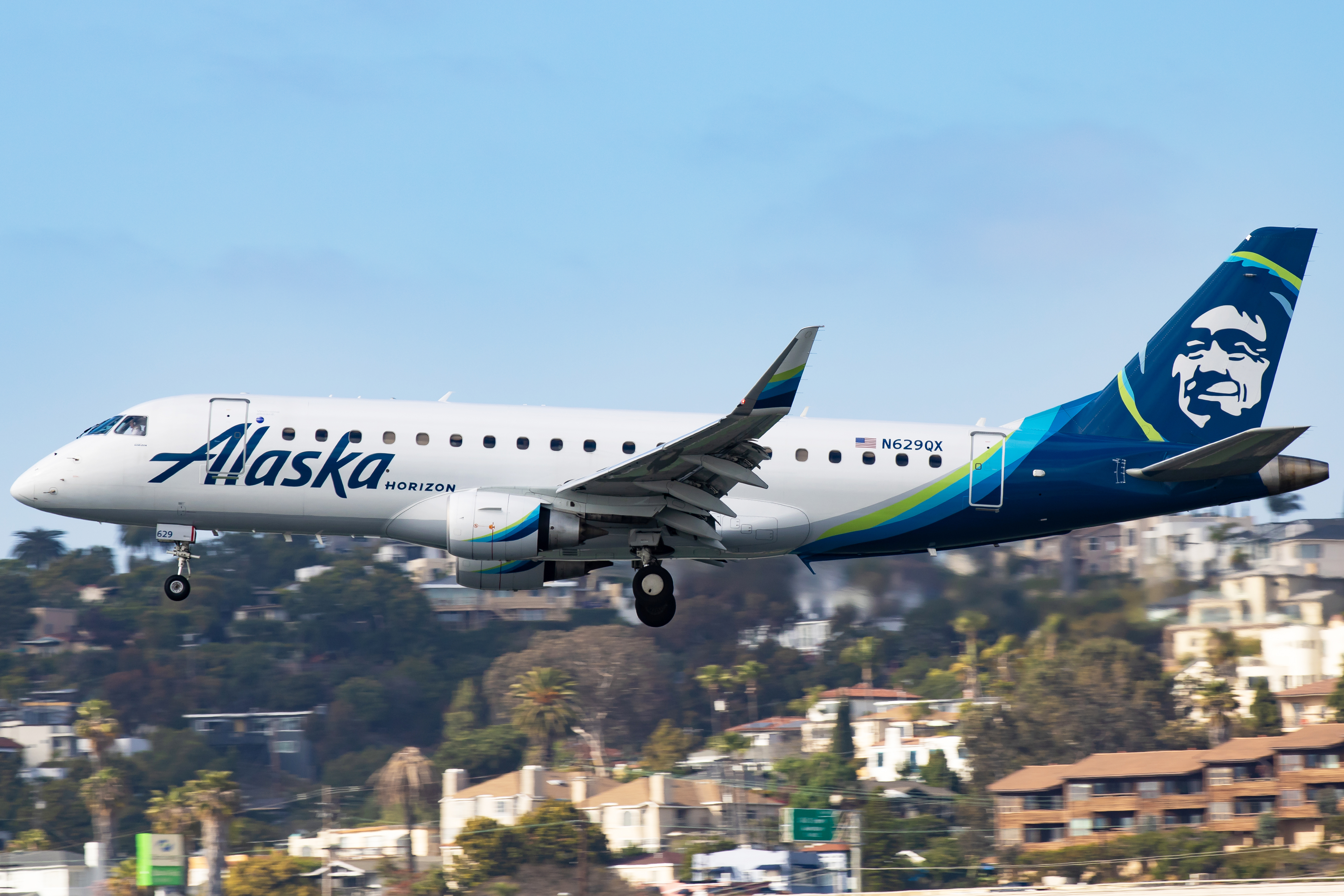 Full size: Alaska Airlines Embraer E175 N629QX at San Diego International Airport