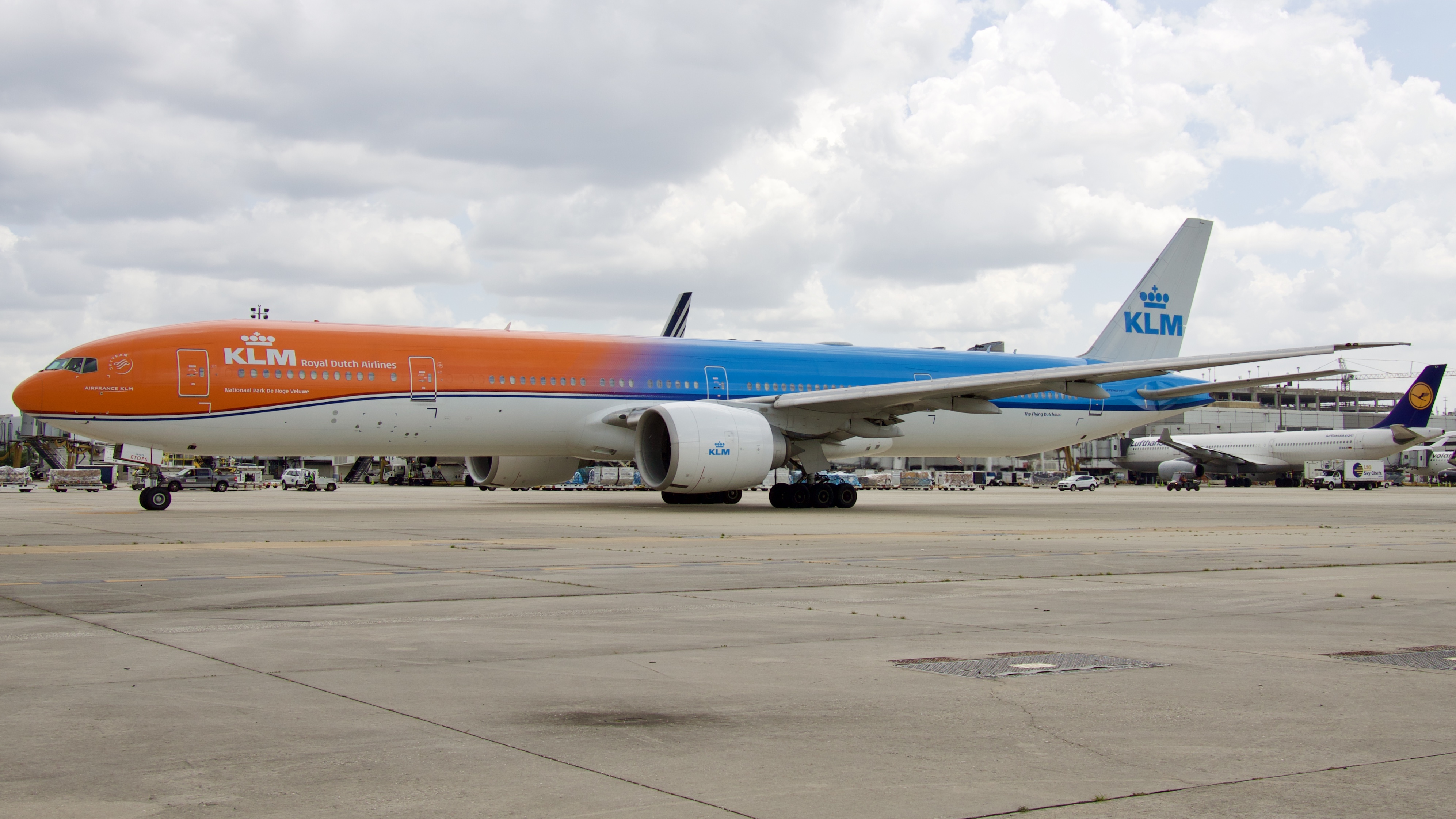 Full size: KLM Boeing 777-300ER PH-BVA at Houston-George Bush Intercontinental Airport