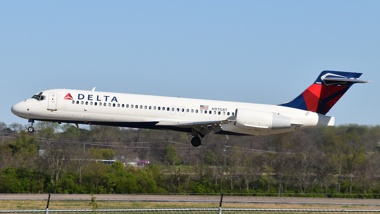 Full size: Delta Airlines Boeing 717-200 N970AT at Nashville International Airport