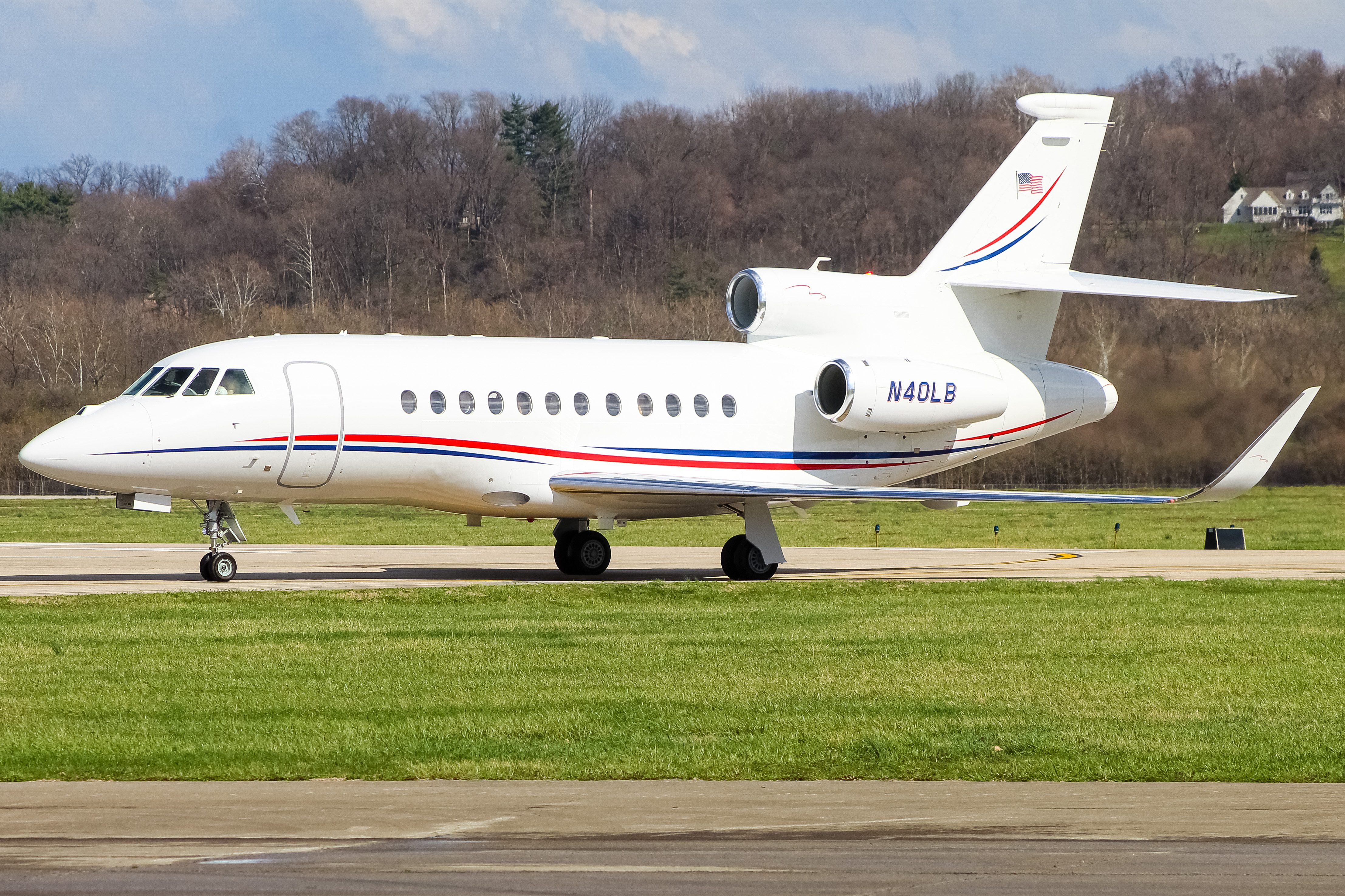 Full size: PRIVATE Dassault Falcon 900EX N40LB at Cincinnati Municipal Airport/Lunken Field
