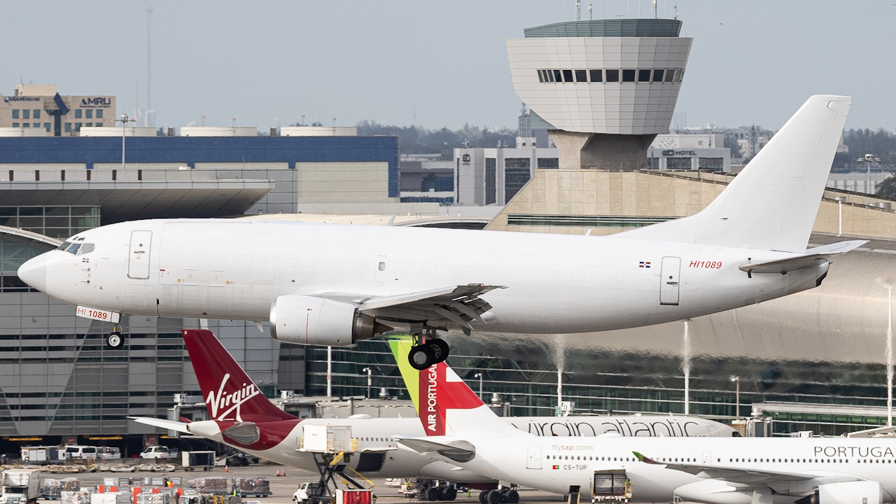 Full size: Skyhigh Cargo  Boeing 737-300F HI1089 at Miami International Airport