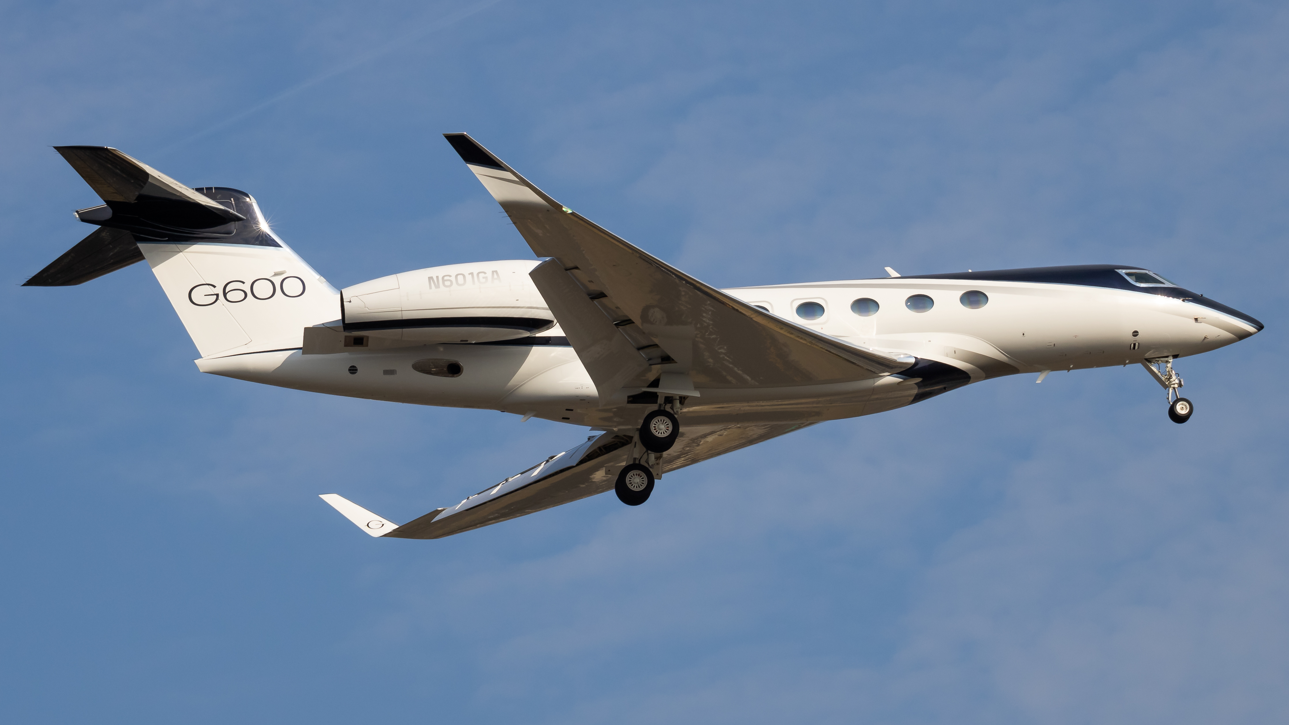 Full size: PRIVATE Gulfstream G600 N601GA at Washington Dulles International Airport