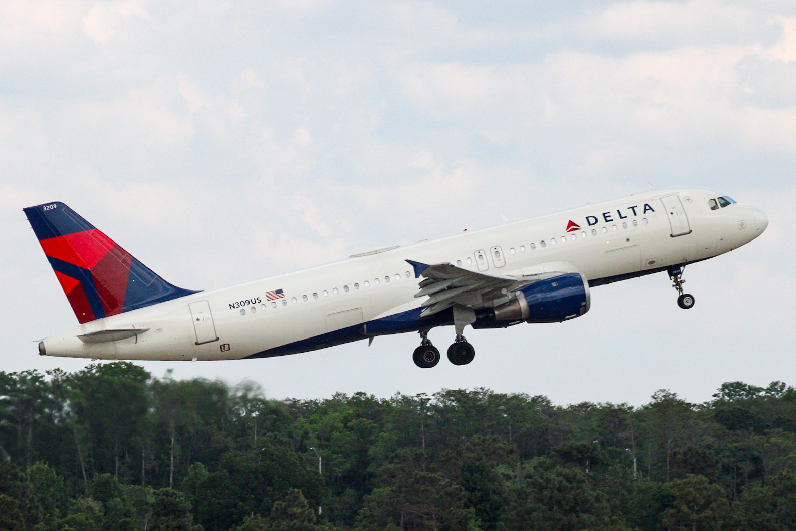 Full size: Delta Airlines Airbus A320 N309US at Orlando International Airport