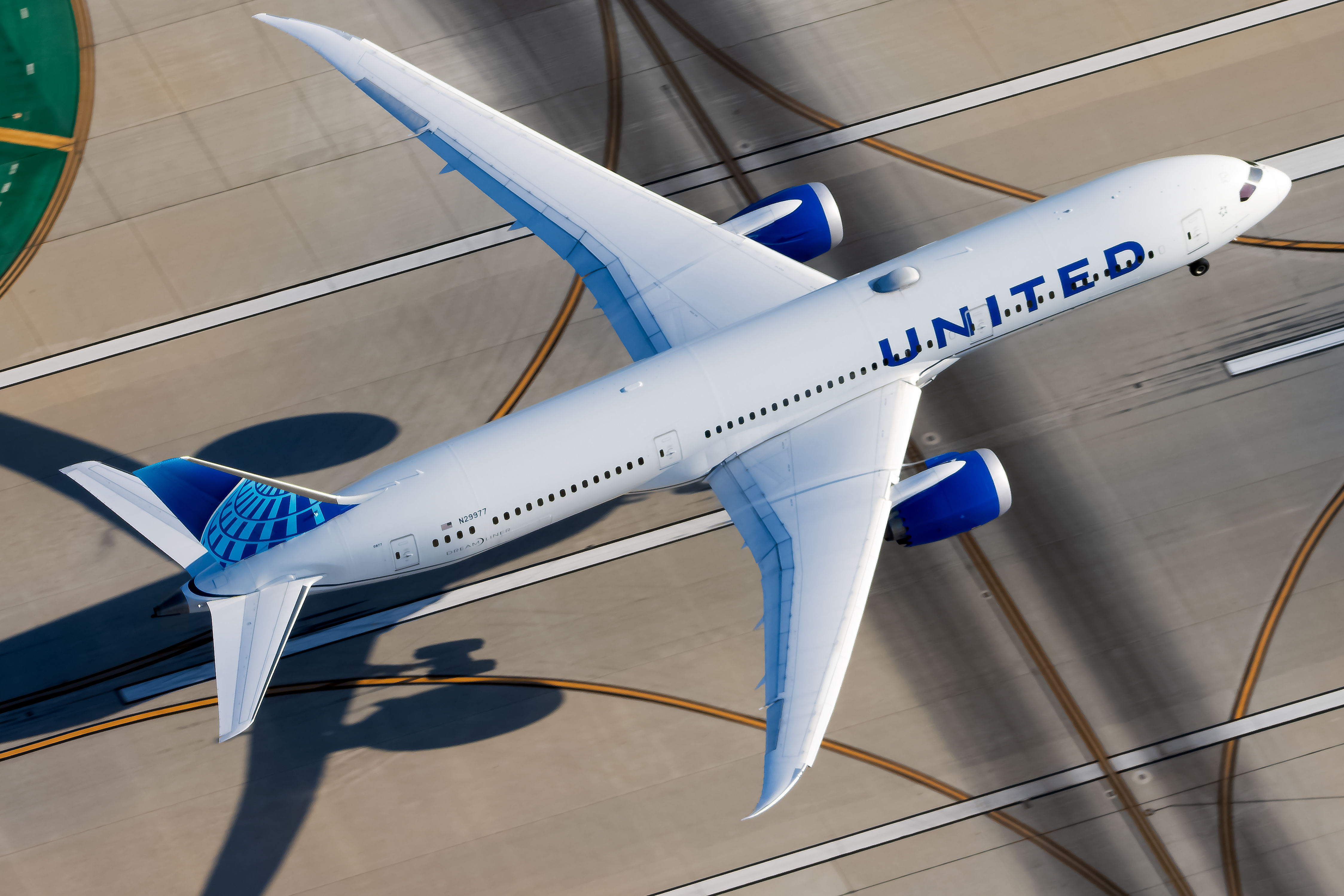 Full size: United Airlines Boeing 787-9 N29977 at Los Angeles International Airport