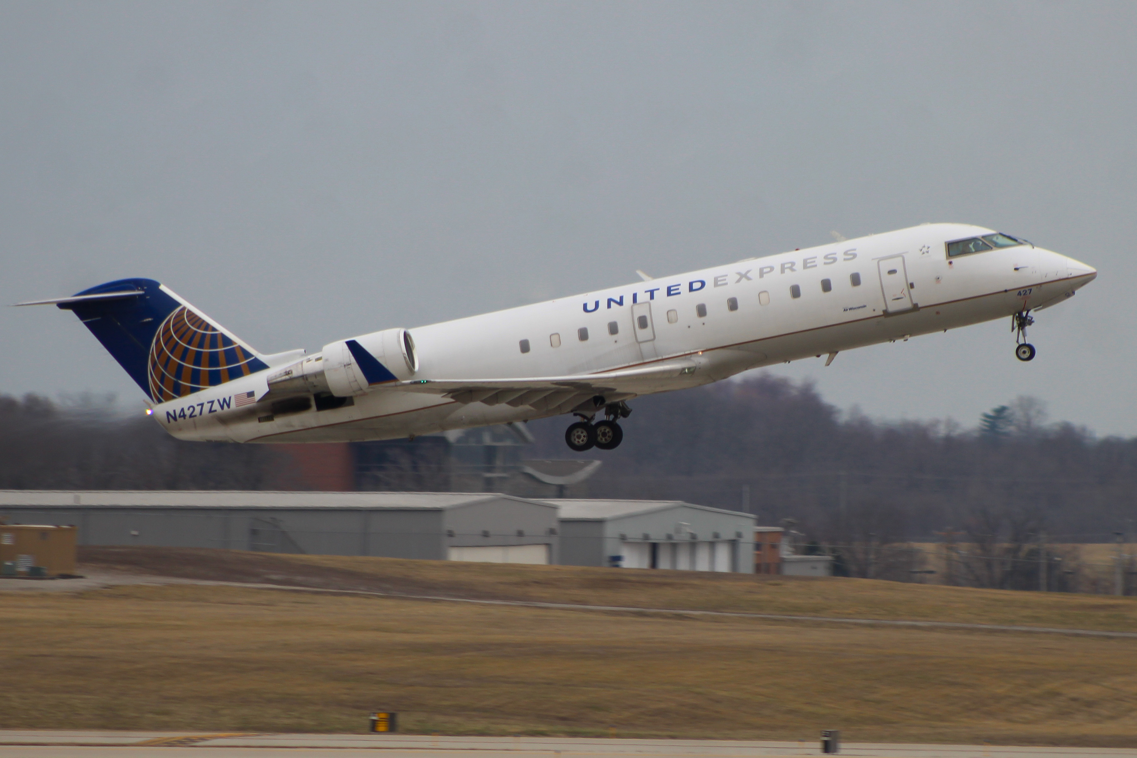 Full size: United Express Bombardier CRJ-200 N427ZW at Cincinnati/Northern Kentucky International Airport