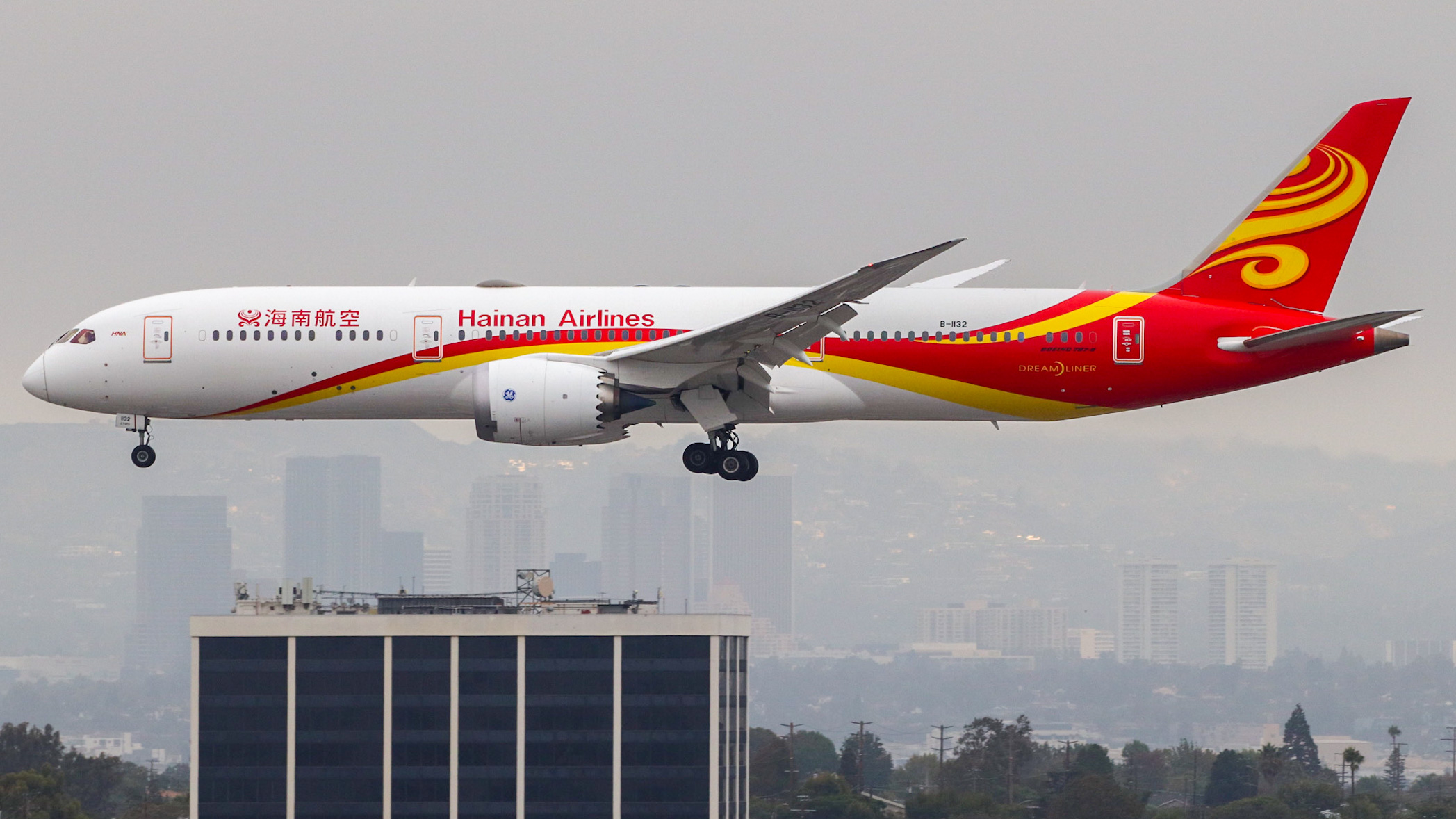 Full size: Hainan Airlines Boeing 787-9 B-1132 at Los Angeles International Airport