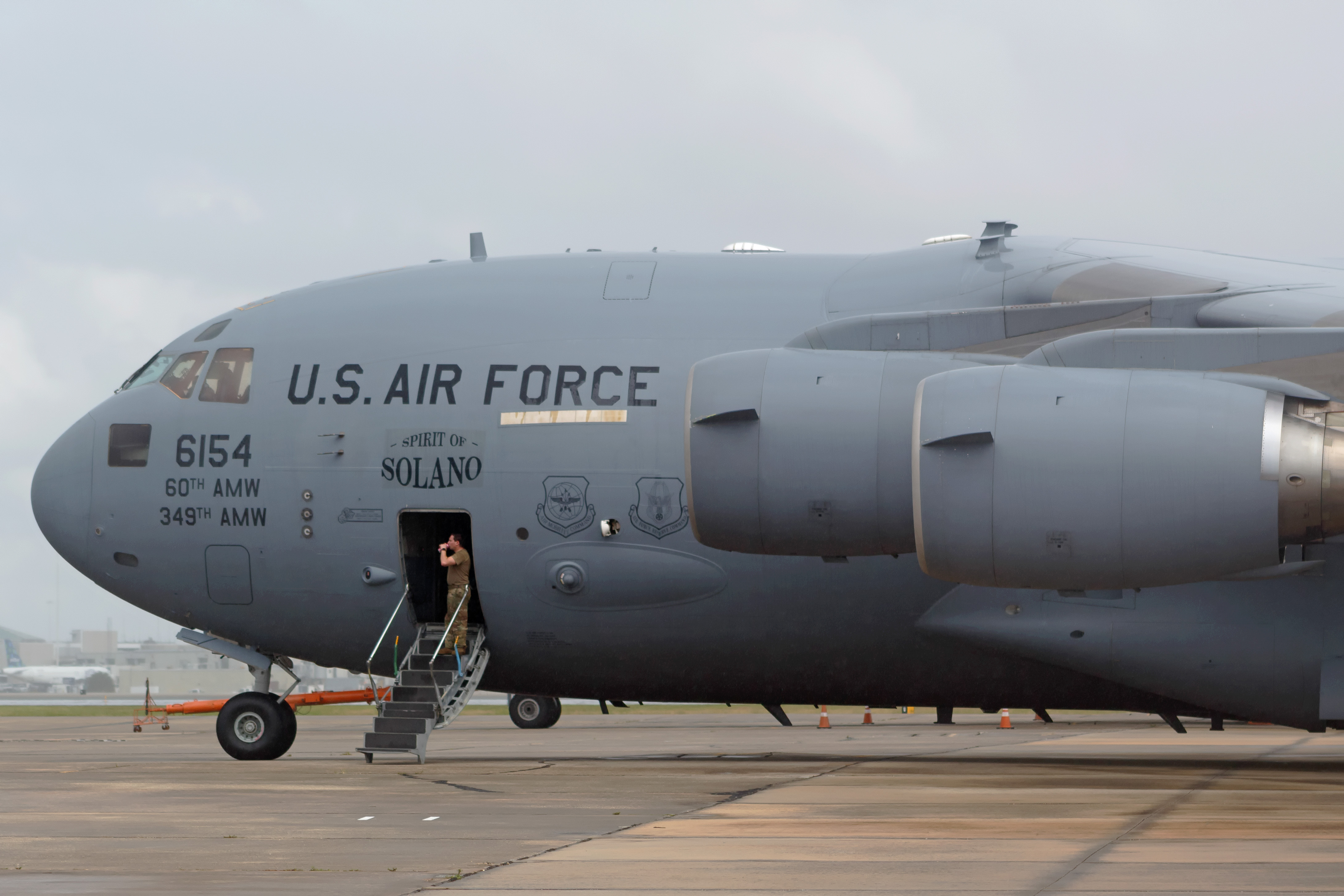 Full size: USAF - United States Air Force Boeing C-17 Globemaster III 06-6154 at Orlando International Airport