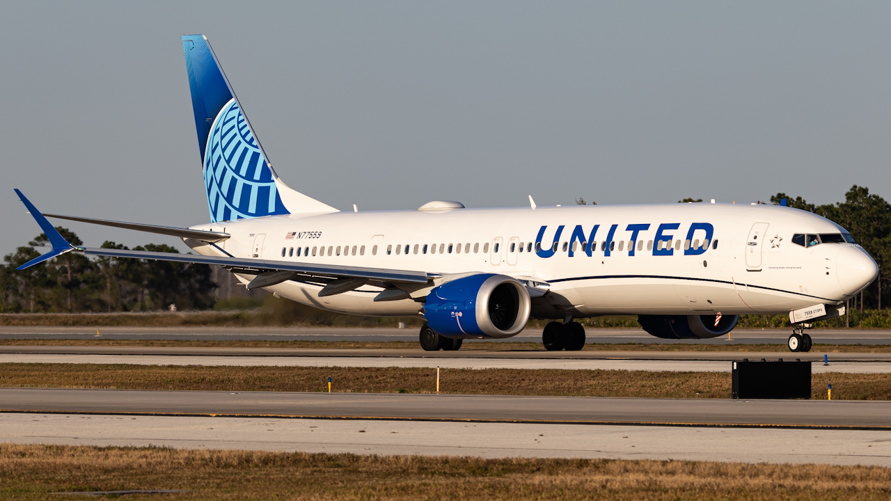 Full size: United Airlines Boeing 737 MAX 9 N77559 at Orlando International Airport