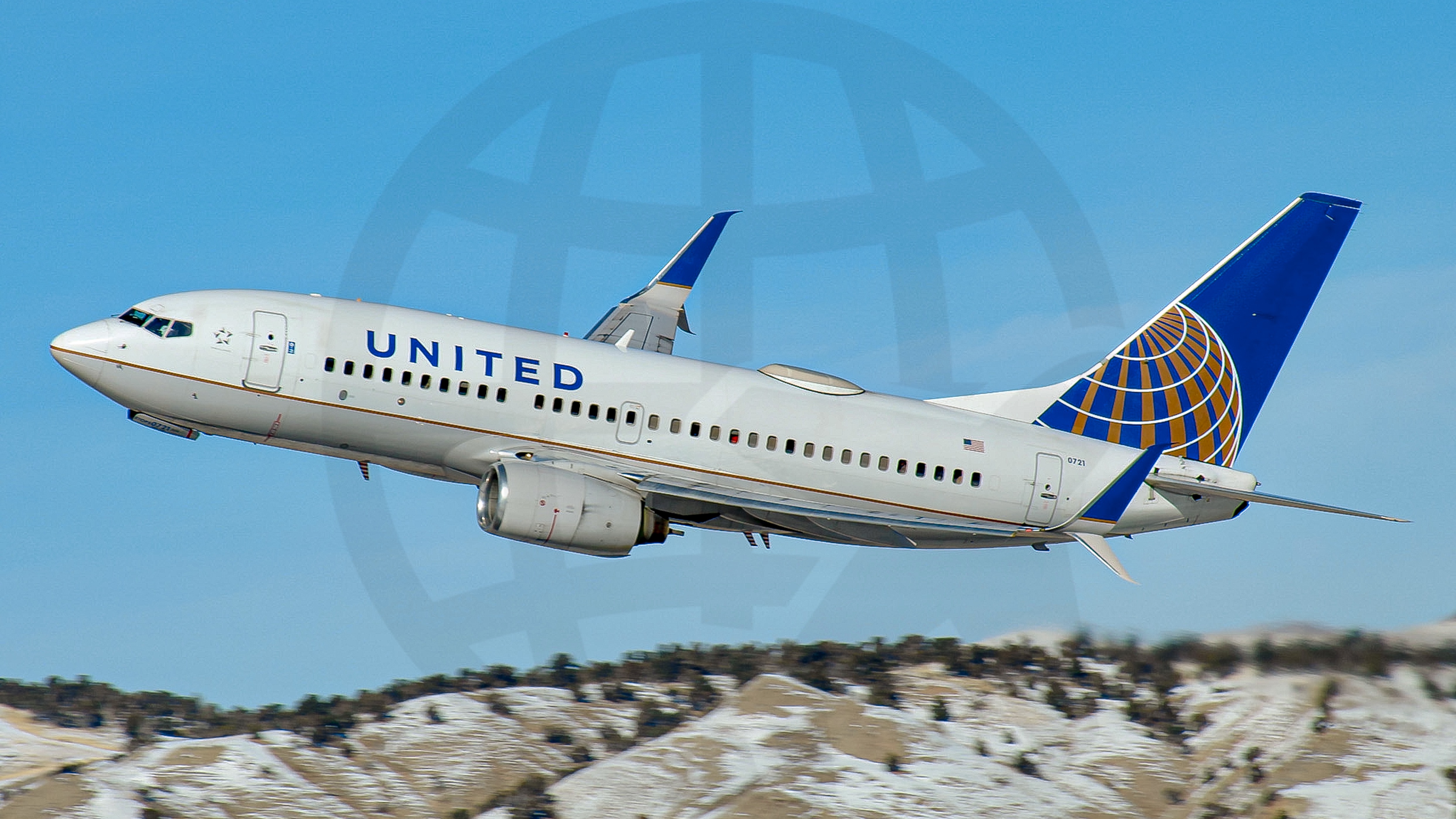 Full size: United Airlines Boeing 737-700 N23721 at Eagle County Regional Airport